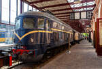 Die Elektrolokomotive NS № 1010 NS-Baureihe 1000 am 29 April 2025 im Het Spoorwegmuseum (bis 2005 NSM - Nederlands Spoorwegmuseum / Niederländischen Eisenbahnmuseum) in Utrecht im ehemaligen Bahnhof Maliebaanstation. Ein Eisenbahnmuseum das zum Verweilen einlädt, leider fehlte uns dieses Mal die Zeit dafür.  

Die NS-Baureihe 1000 war die für das Gleichstromnetz der Niederländischen Staatsbahnen (NS) ausgelegte Version der Wechselstrom-Elektrolokomotive SBB Gotthardlokomotive Ae 4/6 der Schweizerischen Bundesbahnen. Die Fahrzeuge Nr. NS 1001 bis 1003 wurden von der SLM (Schweizerisches Lokomotiv- und Maschinenfabrik) in Winterthur und die Nummern 1004 bis 1010 von der Firma Werkspoor NV (Nederlandsche Fabriek van Werktuigen en Spoorwegmaterieel) in Utrecht produziert. Die elektrische Ausrüstung aller Lok wurde von der Maschinenfabrik Oerlikon (MFO geliefert.

Ab Sommer 1948 wurden sie zwischen Amsterdam und Eindhoven in Betrieb genommen. Ihre Höchstgeschwindigkeit betrug 160 km/h, die Strecke Amsterdam–Utrecht wurde dafür sogar komplett erneuert. Schnell zeigte sich jedoch, dass die Lokomotiven für 160 km/h nicht geeignet waren. Überhitzte Lager und Haarrisse in den Speichen der Antriebsräder waren die Folge der hohen Geschwindigkeit. Aus diesem Grund wurde die Höchstgeschwindigkeit auf 100 km/h gesenkt, wobei die Schweizer Vorbilder eh nur 125 km/h ausgelegt waren. Ab 1954 bis zur Ausmusterung 1982 wurden sie deshalb fast ausnahmslos im Güterzugdienst eingesetzt. Wie die Originalmuster in der Schweiz waren auch die niederländischen Versionen sehr störanfällig.

Allgemeiner Aufbau:
Der mechanische Teil der Lokomotive wurde von der SLM entworfen. Es handelt sich um eine Rahmenlokomotive, die vier Trieb- und zwei Laufachsen in der Achsfolge (1A)Bo(A1) aufweist. Um die gewünschte Kurvengängigkeit der Lok zu erreichen, wurde jede Laufachse mit der benachbarten Treibachse in ein kombiniertes Drehgestell zusammengefasst, während die beiden mittleren Treibachsen einzeln im Hauptrahen festgelagert sind. Die Laufachsen können jeweils um 2 x 125 und die Drehgestell-Triebachse um je 2 x 6 mm aus ihrer Mittellage ausschwenken (Seitenverschiebbarkeit). Dank dieser Laufwerkanordnung ist es möglich, Kurven mit einem Radius von 110 m bei 30 mm Spurerweiterung noch ohne Zwang zu durchfahren. Bis zu einem Radius von 1.300 m waren 160 km/h möglich.

Wie es auch bei einem gewöhnlichen Drehgestell der Fall ist, dreht sich auch das kombinierte Drehgestell um einen zwischen der Trieb- und Laufachse gelagerten Zapfen. 

Antriebe:
Die Loks hatten den bewährten SLM-Universalantrieb. Jede Treibachse wird durch zwei sich im Lokomotivkasten gegenüberliegende Motoren über ein doppeltes Zahnradgetriebe angetrieben. Die auf den Motorwellen sitzende Zahnritzel sind nicht gefedert. In dem trommelförmigen Antriebszahnrad sind fünf Federelemente eingebaut. 

Als Triebmotoren kamen 8 Stück 6-polige, fremdbelüftete Gleichstrom-Serienmotoren vom Typ 6 MB 620, welche für eine Spannung von 675 V und eine Stundenleistung von 590 PS bei 1.275 U/min ausgelegt wurden, zu Einsatz. Die Kühlluft für je zwei benachbarte Antriebsmotoren wird von einem Radialventilator geliefert, welcher von einem 750 V-Gleichstrommotor von 10 PS Leistung bei 2.400 U/min angetrieben wird. Zwei Ventilatormotoren sind ständig in Reihe geschaltet.

Erhaltenes Exemplar:
Von den zehn hergestellten Exemplaren ist nur eines (dieses) der Nachwelt erhalten geblieben. Die Lokomotive 1010 wurde nach ihrer Ausmusterung in das Eisenbahnmuseum von Utrecht überführt.

TECHNISCHE DATEN:
Spurweite: 1.435 mm
Achsformel: (1A) Bo (A1)
Länge über Puffer: 16.620 mm
Max. Breite: 2.950 mm
Drehzapfenabstand: 8.990 mm
Achsabstand im Drehgestell: 2.600 mm
Achsabstände: 2.600 / 2.230 / 2.230 / 2.230 / 2.600 mm = 11.890 mm
Treibraddurchmesser: 1.550 mm (neu)
Laufraddurchmesser: 1.100 mm (neu)
Dienstgewicht: 100 t
Eigengewicht: mecha. Teil 70,5 t / elektr. Teil 29,1 t
Antriebsmotoren: 8 Stück vom Typ Oerlikon 6 MB 620 mit je 590 PS Leistung
Getriebeübersetzung: 1: 3,56
Antrieb: SLM-Universalantrieb
Höchstgeschwindigkeit: 135 km/h 
Stundenleistung: 3.296 kW (4.480 PS)
Dauerleistung: 2.796 kW (3.800 PS)
Anfahrzugkraft: 177 kN
Stromsystem: 1,5 kV DC
Kleister befahrbarer Gleisbogen: R 110 m

