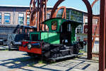 Die Oersik NS 103 Diesel-Rangierlokomotive (ehemals Benzin-Rangierlokomotive) der NS-Serie (Baureihe) 100 am 29 April 2025 im Het Spoorwegmuseum (bis 2005 NSM - Nederlands Spoorwegmuseum / Niederländischen Eisenbahnmuseum) in Utrecht im ehemaligen Bahnhof Maliebaanstation. 

Die NS 103 wurde 1930 von der BMAG - Berliner Maschinenbau-Actien-Gesellschaft vormals L. Schwartzkopff in Berlin unter der Fabriknummer 9734 gebaut und an die NS - Nederlandse Spoorwegen (Niederländischen Staatsbahnen, heute Niederländische Eisenbahnen AG) geliefert. Ursprünglich hatte sie einen 50 PS starken Benzinmotor von der Heinrich Kämper Motorenfabrik AG in Berlin-Marienfelde (D). Nach dem Krieg wurden die meisten Lokomotiven außer Betrieb genommen. Dies geschah auch mit der 103 im Jahr 1947 oder 1948, danach wurde sie an NV Staalwerken „De Maas“ in Maastricht verkauft.

Die NS 103 und die NS 137 wurden Ende der 1980er Jahre in die Sammlung des Eisenbahnmuseums aufgenommen. Bei der Revision in Tilburg wurde bei der 103 der Benzinmotor durch einen DAF-Dieselmotor und der mechanische Antrieb durch einen hydrostatischen ersetzt. Äußerlich wurde die Lokomotive wieder in den Originalzustand versetz.

Bei der NS-Lokomotive der Baureihe 100 handelt es sich um benzinbetriebene Lokomotiven, die zwischen 1927 und 1948 bei der Niederländischen Eisenbahn im Einsatz waren. Sie wurden hauptsächlich zum Rangieren und für kurze Güterzüge eingesetzt. Dieser Typ wird auch als Sik oder Oersik bezeichnet.

Die Prototypen 101 und 102:
Im Jahr 1927 wandte sich die NS an die Lokomotivfabrik L. Schwartzkopff in Berlin, die die Lokomotive 101 baute. Die Lokomotive erhielt die Nummer 101 und war eine solide Konstruktion, noch ohne Schutzdach für den Lokführer. Zwei Jahre später (1929) wurde eine weitere Lokomotive gebaut. Dieses hatte einen größeren Radstand und ein Schutzdach für den Lokführer. Diese Lokomotive verfügte außerdem über einen stärkeren 50-PS-Benzinmotor. 

Nach diesen zwei Prototyp-Rangierfahrzeugen, wurde eine Serie von 17 Exemplaren bei der Berliner Maschinenbau A.G. in Berlin bestellt, da man mit der 102 zufrieden war. Diese wurden 1930 gebaut. Ein Jahr später wurden weitere 11 Einheiten gebaut, diesmal von Werkspoor in Amsterdam. Im Jahr 1932 baute dieses Unternehmen weitere 22 Lokomotiven, die über einen stärkeren Motor (65 PS) verfügten. Nach der Einführung der neueren Lokomotiven der Serien 200 und 300 wurden diese Lokomotiven seltener eingesetzt. In den letzten Jahren wurden sie vor allem für saisonale Rangierarbeiten, beispielsweise zum Verschieben von Rübenwaggons, eingesetzt. 1948 verließ der letzte die NS.

Die NS 103 bis 152 wurden in den 1930er Jahren als billigere Option für die Verjüngung an kleineren Bahnhöfen gebaut. Das Problem war, dass der Einsatz von Dampflokomotiven zum Rangieren von Güterwagen extrem teuer war. Sie mussten stundenlang angeheizt werden und waren gesetzlich verpflichtet, eine Besatzung von mindestens zwei Personen (Lokführer und Heizer) zu haben, wenn sie sich bewegten. Die NS-Lösung bestand darin, eine Reihe von Lokmotoren aus Deutschland zu bestellen. Diese Serie, deren Zahl 103 bis 152 zugewiesen wurde, umfasste einfache Lokomotiven mit einem Benzinmotor (und damit begrenzter Zugkraft), mechanische Bremsen und einer „automatischen“ Kupplung zum Anbringen von Güterwagen. Sie waren relativ preiswert und einfach zu bedienen. Eine Lok war fast sofort einsatzfähig. Jeder Kleinlokführer, der eine kurze Ausbildung durchlaufen hat, kann sie sicher bedienen. Der letzte dieser „Original-Loks“ wurde 1948 bei der NS aus dem Dienst ausgemustert, woraufhin viele der Lok ein zweites Leben in privaten Industriebahnen begannen. 

Die NS 100 wurde früher auch als Assistent einer großen Rangierlokomotive auf einem größeren Rangierbahnhof eingesetzt. Die Aufgabe des Sik bestand darin, die rangierten Wagengruppen zusammenzudrücken, damit sie gekuppelt werden konnten. Das Rangieren mit diesen Lokomotiven war aufgrund ihrer geringen Zug- und vor allem Bremskraft nicht schnell. Das Ziehen oder Schieben von mehr als sechs beladenen Güterwagen wurde schnell problematisch. Die Lokomotive hatte keine Druckluftbremse und war anfangs mit einer automatischen Kupplung ausgestattet. Eine Bedienung der Lokomotive war auch über die seitlichen Trittbretter möglich.

Die Lokomotiven waren mit einem Benzinmotor von der Heinrich Kämper Motorenfabrik AG in Berlin–Marienfelde(D) ausgestattet, der über eine mechanische Kupplung mit Reibscheiben und Rollenketten beide Achsen antreibt. Die Anschaffung und Wartung einer teuren Dampflok war nicht mehr notwendig, da die Lokomotive relativ günstig in der Anschaffung ist und jederzeit gestartet und eingesetzt werden kann. Um gesetzliche Vorschriften zu umgehen, wurde das Fahrzeug nicht Lokomotive, sondern Lokomotor (Kleinlok) genannt. Dadurch und aufgrund der äußerst einfachen Bedienung konnte die Lokomotive nach einer kurzen Einweisung von einem Rangierführer bedient werden, statt von einem teuren Vollblut-Lokführer und seinem zugehörigen Heizer.

TECHNISCHE DATEN:
Hersteller: Berliner Maschinenbau AG (D) / Werkspoor, Amsterdam NL
Benzinmotorhersteller: H. Kämper Motorenfabrik AG, Berlin–Marienfelde(D)
Gebaute Anzahl: 52 (NS 101, 102, 103-152)
Baujahre: Serie ab 1930 bis 1932
Ausmusterung: 1948
Spurweite: 1.435 mm (Normalspur)
Achsfolge: A-A
Länge über Puffer: 5.780 mm (101- 5.000 mm)
Achsabstand: 2.464 bis 2.524 mm (101 – 2.200 mm / 102 – 2.500 mm)
Dienstgewicht: 12,5 t (NS 101 - 8,5 t)
Leistung: 50 PS, spätere 65 PS (101 – 20 PS / 102 – 30 PS)
Leistungsübertragung: mechanisch über Rollenketten auf beide Achsen
Höchstgeschwindigkeit: 30 km/h (NS 101 - 10 km/h)

