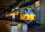 Die Elektrolokomotive NS 1501 „Diana“, ex BR E27003 „Diana“, am 29 April 2025 im Het Spoorwegmuseum (bis 2005 NSM - Nederlands Spoorwegmuseum / Niederländischen Eisenbahnmuseum) in Utrecht im Bahnhof Maliebaanstation. Ein Eisenbahnmuseum das zum Verweilen einlädt, leider fehlte uns dieses Mal die Zeit dafür.  

Die Lok wurde 1954 von den Gorton Locomotive Works in Manchester (GB), mit der elektrischen Ausrüstung von Metropolitan Vickers in Manchester, gebaut und an die BR - British Railways (heute British Rail) als 27003 „Diana“, ab 1957 wurde sie als BR E27003 „Diana“ geführt. Im Jahr 1969 kaufte die NS - Nederlandse Spoorwegen (Niederländischen Staatsbahnen, heute Niederländische Eisenbahnen AG) alle 7 Loks der British Rail Class 77. Die dann als Serie NS 1500 geführt wurden. Wobei nur 6 Loks bei der NS zum Einsatz kamen, die ex BR E27005 „Minerva“ diente als Ersatzteilspender, der Rest von ihr wurde bereits im November 1969 verschrottet. 

Die Reihe 1500 der Nederlandse Spoorwegen (NS) ist eine Baureihe von 6 Stück gebrauchten sechsachsigen Elektrolokomotiven für den schweren Schnellzugdienst, die von 1953 bis 1954 bei den Gorton Works in Manchester als Klasse EM2 für die British Railways gebaut, später als Klasse 77 bezeichnet wurde. Bei der British Railways (heute British Rail) wurden die Loks  für Personen-Schnellzüge auf der, mit 1,5 kV DC elektrifizierten, Woodhead-Linie zwischen Manchester und Sheffield eingesetzt. Da die British Rail den Personenverkehr auf der Woodhead-Linie im Januar 1970 einstellte, wurden die Loks der Baureihe 27000 ab September 1968 vom Einsatz abgezogen nach Bury gebracht und eingelagert, in der Hoffnung auf einen Verkauf an eine ausländische Bahn. Wenig später, im August 1969, inspizierten niederländische Beamte der NS die BR E27002, mit der sie dann eine Testfahrt zwischen Sheffield und Reddish durchführten. Die NS war so beeindruckt, die einen akuten Lokmangel hatte, dass sie alle sieben Lokomotiven kauften. 

Die NS hatte bereits einige Jahre zuvor an der Entwicklung einer neuen 1400er-Serie gearbeitet, musste dies jedoch aufgrund der hohen Kosten einstellen. Da der Bedarf der NS an Lokomotiven immer weiter stieg, kam man schließlich zur englischen Baureihe 27000. Es handelt sich um die erste und bislang einzige Serie, die gebraucht erworben wurde. 

Die BR-Loks wurde im September 1969 mit der Fähre von Harwich nach Zeebrugge (Seebrügge) in die Niederlande verschifft. Sie wurden dann zu den NS-Werkstätten in Tilburg gefahren, wo Umbauten und Generalüberholungen stattfanden. Zu den Umbauten gehöhrten neue Spitzenlichter, neue andere Pantographen (Einholmstromabnehmer), sowie ein neues Bremssystem. Auch die Führerstände wurden umgebaut, der Führertisch wurde von der linken Seite nach rechts verlegt. 

Die gesamte Serie wurde in die niederländische Serie 1500 um nummeriert, mit Ausnahme einer Lokomotive, der BR E27005 „Minerva“, sie galt als über eine wirtschaftliche Reparatur hinaus und wurde infolgedessen als Ersatzteilspender verwendet. Auf die 1400er-Nummern wurde bewusst verzichtet. Die Engländer hatten allen Lokomotiven außerdem Namen gegeben, die auf weiblichen Figuren aus der römischen Mythologie basierten. Diese Namen wurden beibehalten und daher ist die 1501 auch als Diana bekannt.

Die Lok bekamen nach der Reihenfolge der Generalüberholung ihre neuen NS-Bezeichnungen. Die ex BR E27003 „Diana“ war die erste generalüberholte Lok, so wurde aus ihr die NS 1501 „Diana“. Sie war zugleich die erste Elektrolokomotive, die in der neuen Hausfarbgebung Gelb/Grau auf die Strecke kam. In den Niederlanden waren die 6 Lokomotiven bis 1985/1986 in Betrieb.

TECHNISCHE DATEN:
Hersteller (mech.): Gorton Locomotive Works in Manchester (GB)
Elektrischen Ausrüstung: Metropolitan Vickers in Manchester
Baujahre: 1953 / 1954
Ausmusterung: bei BR 1969 / bei NS 1985/1986
Gebaute Anzahl: 7 (bei der NS 6 im Einsatz, 1 als Ersatzteilspender)
Nummerierung: 	NS 1501 bis 1506
Spurweite: 1.435 mm (Normalspur)
Achsfolge: Co’Co’ 
Länge über Puffer: 17.983 mm
Treibraddurchmesser: 1.092 mm (neu)
Dienstgewicht: 98 t (nach Umbau, bei BR 102 t)
Antriebsmotoren: 6 Stück (von Metropolitan Vickers)
Höchstgeschwindigkeit: 140 km/h 
Stundenleistung: 1.860 kW (2.520 PS)
Anfahrzugkraft: 200 kN
Bremskraft: 850 kN
Stromsystem: 1,5 kV DC (=)
