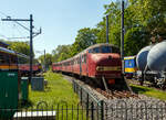 Der dreiteilige Dieseltriebzug NS 114, vom NS-Typ DE 3 – Plan U „Rode Duivel“ (Roter Teufel), am 29 April 2025 im Het Spoorwegmuseum (bis 2005 NSM - Nederlands Spoorwegmuseum / Niederländischen Eisenbahnmuseum) in Utrecht im Bahnhof Maliebaanstation. Ein sehr schönes Eisenbahnmuseum das zum Verweilen einlädt, leider fehlte uns dieses Mal die Zeit dafür. 

Der dieselelektrische Triebzug wurde 1960 von Werkspoor N.V. in Utrecht (NL) für die NS - Nederlandse Spoorwegen (Niederländische Staatsbahnen) gebaut und geliefert. 

Ab 1960 wurden gemäß dem Investitionsplan U der NS 42 dieselelektrische Triebzüge der Serie 111 bis 152 in Betrieb genommen, die die älteren dreiteiligen Dieseleinheiten (Mat'34 – DE3) aus dem Jahr 1934 ersetzten. Die Farbe war ursprünglich Tomatenrot, daher auch ihr Spitzname „Rode Duivel“ (Roter Teufel), auch wenn später ab 1968 „gelb“ wurden, Die Kopfform mit Nase und hoher Kabine wurde von der Materieel '54 abgeleitet. Je nach Verkehrsangebot konnten bis zu drei DE3-Triebzüge mit den automatischen Scharfenberg-Kupplungen kombiniert werden. Das Erscheinen des DE3 diente auch als Vorbild für den späteren Materieel ’64 und die Motorpostwagen der Baureihen 3001 – 3035. Die Dieselzüge waren für den Einsatz auf den nicht elektrifizierten Hauptstrecken wie Geldermalsen – Dordrecht, Zwolle – Emmen, Nijmegen – Venlo – Roermond und anderen Strecken vorgesehen. 

Die Züge haben eine Länge von 74,4 m, eine Breite von 2,78 m und wiegen 136 Tonnen. Die Zuggarnituren bestehen aus drei Wagenkästen. Die Züge ruhen auf sechs Drehgestellen, so ist die Achsfolge ist Bo'Bo' + 2'2' + 2'2'. In einem der Endwagen (mBDk) ist der Motorraum, so war dieser nur Hälfte für Passagiere zugänglich. Diese Endwagen hat zudem einen Gepäckraum von 9 m² und einer Tragkraft von 1.500 kg. Dieser Gepäckraum ist von außen über eine Schiebetür und vom Passagierraum zugänglich. Ein Zug verfügt über 202 Sitzplätze, aufgeteilt in 24 Plätze der ersten Klasse, 168 Plätze der zweiten Klasse und 10 Klappsitze.

Die dreiteiligen Dieseltriebzügen waren mit einem 16-Zylinder-Viertakt-V- Dieselmotor mit Büchi-Hochdruckaufladung und Ladeluftkühlung des Typs Werkspoor RUHB 1616 ausgestattet. Der Motor mit einer Ricardo-Wirbelkammereinspritzung ausgerüstet. Der Motorhubraum betrug 64,339 Liter (4,021 Litern je Zylinder, Bohrung Ø 160 mm x 200 mm Hub). Die Motorleistung betrug 1.000 PS (736 kW) bei 1.400 U/min, die Leerlaufdrehzahl lag bei 800 U/min. Dieser Dieselmotor trieb einen direkt gekuppeltem Hauptgenerator vom Typ Heemaf GMT 1040 an. Dieser Generator liefert eine Leistung von 625 kW bei einer Spannung von 700 Volt. Der erzeugte Strom treibt die 4 Vickers AEI-Traktionsmotoren vom Typ MV 139, oder Heemaf Typ GT 38-22 (mit gleichen Spezifikationen), an. Jeder E-Motor hat eine Leistung von 147 kW (PS) bei 700 Volt. Der Zug verfügt so über eine Gesamttraktionsleistung von 588 kW am Rad. Die Aufhängung dieser Motoren entspricht der Aufhängung einer Straßenbahn. Der Fahrmotor ruht auf einer Seite auf einem Stahlgussrohr, welches mit zwei Kegellagern auf der Achse gelagert ist. Das Motorgehäuse wird mit zwei Deckeln auf das Stahlgussrohr gummigelagert geklemmt. Der Antrieb der Motorwelle erfolgt über ein Ritzel, das ein Zahnrad auf der 
Radwelle antreibt. Das Übersetzungsverhältnis beträgt 17:65. Der Zug ist für eine Geschwindigkeit von 140 km/h ausgelegt, im Planbetrieb wurde eine Geschwindigkeit von 125 km/h gefahren. Zur Stromversorgung des Steuerstroms und der Beleuchtung sind am Hauptgenerator ein Generator und ein Hilfsgenerator der Firma Heemaf, Typ GMT 370/20, installiert. Der Antrieb erfolgt mittels Keilriemen. Mit einer Leistung von 30 kW liefert der Hilfsgenerator 145 Volt für Wechselrichter, Steuerstrom und Kabinenheizung. 

Der Triebzug ist mit einem Kraftstofftank mit einem Fassungsvermögen von 1.675 Litern ausgestattet. 

Ab 1968 wurden die Züge in der neuen NS Hausfarbe Gelb lackiert. Ab 1972 wurden die Schiebetüren durch die inzwischen von Mat ’64 eingeführten und erfolgreich erprobten Pendeltüren ersetzt. Lediglich die Schiebetür im Gepäckraum blieb erhalten.

1980 begann man damit die Werkspoor Dieselmotore gegen einen V-12-Zylinder-Viertakt-Dieselmotor mit Abgasturboaufladung und Ladeluftkühlung vom Typ MGO-175 BSHR vom französischer Hersteller SACM (Société Alsacienne de Constructions Mécaniques mit Sitz in Mulhouse, Elsass). Der Motorhubraum betrug nun 53,7 Liter (Bohrung Ø 180 mm x 175 mm Hub). Die Motorleistung betrug nun 1.430 PS (1.050 kW) bei 1.500 U/min. Dieser Austausch wurde notwendig, da Werkspoor 1977 die Herstellung von Teilen für den RUHB-Dieselmotor einstellt. Die Ersatzteilversorgung wurde bereits 1976 problematisch. Um genügend Motoren zur Verfügung zu haben, wurde ein neuer Lieferant gesucht und die Motoren von SACM. Neben dem Austausch des Dieselmotors wurde auch das Kühlsystem modifiziert. Durch den Motorentausch konnten 15 % Kraftstoff gespart werden und die neuen Motoren machten weniger Lärm.

TECHNISCHE DATEN:
Serie: NS DE 3 – Plan U „Rode Duivel“ (Roter Teufel)
Gebaute Anzahl: 42
Nummerierung: 111-152 (191-195)
Typ: dieselelektrischer Triebzug
Baujahre: 1960-1963
Ausmusterung: 2003
Hersteller: Werkspoor N.V. in Utrecht
Spurweite: 1.435 mm (Normalspur)
Achsfolge: Bo'Bo' + 2'2' + 2'2' (12 Achsen in 6 Drehgestellen)
Zusammensetzung: mBDk + B + ABk
Länge über Kupplung: 74.430 mm
Breite: 2.780 mm
Höhe: 3.770 mm
Treib- und Laufraddurchmesser: 950 mm (neu) 
Dieselmotor: 16-Zylinder Werkspoor RUHB 1616, ab 1980 12-Zylinder 
SACM MGO-175 BSHR (Beschreibungen s.o.)
Motorleistung: 736 kW (1.000 PS)
Übersetzung: 17:65
E-Antriebsmotoren: 4 Stück Vickers Typ MV 139 oder Typ GT 38-22 
E-Motordauerleistung: 4 x 147 kW = 588 kW
Höchstgeschwindigkeit: 125 km/h (Planmäßig) / 140 km/h (Konstruktiv)
Eigengewicht: 136 t 
Anzahl der Doppeltüren je Seite: 6
Sitzplätze (gesamt): 202
Sitzplätze in der 1. Klasse: 24
Sitzplätze in der 2. Klasse: 168
Anzahl der Klappsitze: 10
Gepäckraum: 9 m² mit 1.500 kg Nutzlast
Tankvolumen: 1675 Liter
Kupplung: Scharfenberg
