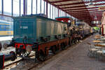 Die 1881 gebaute 1B Dampflokomotive SS 326 „Grote Groenen“ (Große Grüne), ab 1921 NS 1326 (NS-Baureihe 1300), am 29 April 2025 im Het Spoorwegmuseum (bis 2005 NSM - Nederlands Spoorwegmuseum / Niederländischen Eisenbahnmuseum) in Utrecht im Bahnhof Maliebaan.   

Die Dampflok wurde 1881 von Beyer Peacock & Co. Ltd. in Manchester (GB) unter der Fabriknummer 2101 gebaut und an die damalige SS - Maatschappij tot Exploitatie van Staatsspoorwegen (deutsch: Gesellschaft zum Betrieb von Staatseisenbahnen) geliefert. Ab 1921, nach der Zusammenlegung des Rollmaterials der SS und der NRS, wurde die Lok zur NS 1326. Die Lokomotive 1326 wurde 1939 außer Dienst gestellt und für das Eisenbahnmuseum erhalten. Am Ende des Zweiten Weltkriegs wurde sie von den zurückweichenden Deutschen Truppen in Maastricht schwer beschädigt. Im Jahr 1956 wurde sie schließlich von der Hauptwerkstatt in Tilburg in ihren Originalzustand zurückversetzt und anschließend ins Eisenbahnmuseum gebracht. Die Lokomotive 326 gilt als eines der Meisterwerke des Museums.

Die NS 1300-Serie war eine Serie von 179 Dampflokomotiven der Niederländischen Eisenbahnen (NS), die zwischen 1880 und 1895, an ihre Vorgängergesellschaften, Maatschappij tot Exploitatie van Staatsspoorwegen (SS) und Noord-Brabantsch-Duitsche Spoorweg-Maatschappij (NBDS) geliefert wurden.

Durch die Erfindung und Anwendung der kontinuierlichen Druckluftbremse (Westinghouse-Bremse) konnte die Geschwindigkeit der Züge bei gleichbleibendem Bremsweg deutlich erhöht werden. Dafür waren nun leistungsstärkere und schnellere Lokomotiven erforderlich, die die Maatschappij tot Exploitatie van Staats-Spoorwegen (SS) in diesem Lokomotiventyp vorfand. Das niederländisch-englische Design der Baureihe 301 – 479 (NS 1301 – 1479) erwies sich als sehr geeignet für den Schnellzugdienst, war aber auch im Güterverkehr nützlich. Die Lokomotiven wurden über einen Zeitraum von 15 Jahren gebaut und bildeten mit insgesamt 179 Stück die größte jemals von der SS und NS betriebene Dampflokomotiven-Baureihen. Sie fuhren auf allen wichtigen Staatsbahnstrecken im ganzen Land, einschließlich der schweren Postzüge zwischen Vlissingen und Venlo. 

Die eindrucksvollen Lokomotiven, die für die damalige Zeit in einem hellgrünen Farbton mit braunen Rahmenplatten lackiert waren, erhielten bald ihren Spitznamen „Grote Groenen“ (Große Grüne). 1919 wurde die Serie um 3 baugleiche Lokomotiven SS 476 – 478 erweitert, die von der Noord-Brabantsch – Duitsche Spoorweg-Maatschappij (NBDS 6, 7 und 11) stammten. Schließlich wurde die abweichende Verbundmaschine 701 mit einem Hoch- und einem Niederdruckzylinder weitgehend der Serie angeglichen und in 479 um nummeriert.

Bedingt durch den Ersten Weltkrieg wurde 1917 eine Zweckgemeinschaft der unabhängigen Eisenbahngesellschaften HSM (Hollandsche IJzeren Spoorweg-Maatschappij) und SS (Maatschappij tot Exploitatie van Staatsspoorwegen) gegründet. Die beiden Gesellschaften errichteten einen gemeinsamen Bahnbetrieb, blieben aber rechtlich unabhängig. Dies änderte sich 1938, als HIJSM und SS vollständig fusionierten und in der AG NS (Nederlandse Spoorwegen, früher Nederlandsche Spoorwegen geschrieben) aufgingen. Das Rollmaterial wurde bereits 1921 zusammengelegt, so wurden die Lok zur NS 1326 nummeriert. 

Die dreiachsigen Tender der SS 301-398 hatten einen Wasserinhalt von 10,3 m³. Ab der 399 wurde der Wasserinhalt der Tender durch eine Vertiefung zwischen den Rahmenplatten auf 13 m³ erhöht. Später wurde die Wasserkapazität der Tender der Linien 301–398 auf die gleiche Weise erhöht.
	
TECHNISCHE DATEN:
SS-Serie: Grote Groenen, ab 1921 NS 1300
Hersteller: Beyer Peacock & Co. Ltd. in Manchester (GB)
Gebaute Anzahl: 179
Spurweite: 1.435 mm (Normalspur)
Achsfolge: 	1 B (engl. 2-4-0), gekuppelt mit dreiachsigem Tender
Länge über Puffer: 15.395 mm
Treibraddurchmesser: 2.150 mm (neu) / 2134 mm (abgenutzt)
Laufraddurchmesser (Lok und Tender): 1.240 mm (neu) / 1.219 mm (abgenutzt)
Höhe: 4.115 mm
Höchstgeschwindigkeit: 90 km/h
Rostfläche: 2,10 m²
Gesamtheizfläche: 103 m²
Kesselüberdruck: 10,3 kg/cm²
Anzahl der Zylinder: 2 (Ø 457 mm x 660 mm Hub)
Steuerung: Stephenson
Eigengewicht: 75 t (Lok 42 t und Tender 33 t)
Anhängelast: 4.620 kg
Wasservorrat: 13 m³ (urspr. 10,3 m³)
Kohlevorrat: 4 t
