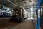 Der älteste elektrische Triebwagen der Niederlande, der ZHESM 6 mBC der Zuid-Hollandsche Electrische Spoorweg-Maatschappij (Südholländischen Elektrischen Eisenbahn-Gesellschaft), später NS BC 9911, am 24 Juni 2025 im Het Spoorwegmuseum (bis 2005 NSM - Nederlands Spoorwegmuseum / Niederländischen Eisenbahnmuseum) in Utrecht im ehemaligen Bahnhof Maliebaan.  

Der Triebwagen wurde 1908 von der Koninklijke Fabriek van Rijtuigen en Spoorwagens J.J. Beijnes (Königliche Fabrik für Kutschen und Eisenbahnwagons J.J. Beijnes) in Haarlem gebaut und bei der Südholländischen Elektrischen Eisenbahn-Gesellschaft mit der Nummer 6 (Serie 1 – 1) in Dienst gestellt. Die ursprüngliche elektrische Ausrüstung war von Siemens Schuckert (Berlin), die aber 1927 von Heemaf (Hengelo) ersetzt wurde.

Die Triebwagen basierten auf einem amerikanischen Design. Sie waren in Creme (oben) und Grün (unten) lackiert und mit einem Jugendstildekor versehen. Es gab 24 Sitzplätze (Samtpolstersitze) der 2. Klasse und 49 (Holzbänke) der 3. Klasse. Die Triebwagen wurden mit einer Anlage für 10 kV Einphasenwechselstrom in Dienst gestellt. In einem Drehgestell waren die beiden Fahrmotoren untergebracht, das andere Drehgestell enthielt den Luftkompressor, der unter anderem für die Bremse zuständig war. Die mBCs bedienten den Nahverkehr Rotterdam Hofplein – Den Haag HS – Scheveningen in der Regel als Zwei-Wagen-Zug.

Im Jahr 1921 ging das Rollmaterial in die neue NS (Nederlandse Spoorwegen) über. Die Nummer 6 wurde mehrfach umgebaut und um nummeriert. Im Jahr 1926 wurden die 23 ZHE-Triebwagen und 17 Mittelwagen auf 1500 Volt Gleichstrom umgerüstet. Der 6er erhielt versuchsweise eine Neuinstallation von Siemens und erhielt wieder das ursprüngliche Zweiklassensystem. 

Der Versuch wurde 1927 beendet, danach wurde der ET erneut mit einer anderen Installation, diesmal von Heemaf, ausgestattet. Außerdem erhielt er nun 4 Motore á 165 KW (225 PS), nun hatte er die Achsfolge Bo´Bo´ (anstatt Bo´2´), so wurde die Leistung erheblich gesteigert. Zudem erhielt er nun die Bezeichnung BC 9011, entsprechend der restlichen Serie BC 9001–9010.

Im Jahr 1930 wurde die mechanische Kilometererfassung eingeführt, die es erforderlich machte, allen Triebfahrzeugen eine eigene Nummernserie zuzuordnen. Für unsere ZHE-ler wurde dies zu BC 9901 – 9911. BC 9011 wurde jetzt zu BC 9911. Die Farbe wurde in den 1930er Jahren durch ein komplett grünes Farbschema ersetzt.

Im Jahr 1944 wurde BC 9911 mit den meisten anderen ZHE-Rollmaterial nach Deutschland gebracht. Nach der Befreiung kehrten die meisten von ihnen in die Niederlande zurück, aber 4 Triebwagen und 1 Waggon der ehem. ZHE blieben vermisst. Die verbliebene und zurückgegebene Ausrüstung hatte erheblichen Schaden genommen. Nur der BC 9911 (ex Nummer 6) war 1946 noch einsatzfähig. Einige kaputte Fenster wurden notdürftig mit Holz und kleinen Glasscheiben verschlossen. Zusammen mit dem Steuerwagen C 8043 bildete er den einzigen ZHE-Zug, der auf der Hofplein-Linie verkehrte.

Ab 1947 wurden auf der Hofplein-Linie nur noch Stromlinienfahrzeuge eingesetzt. Der BC 9911 wurde zum Dienstfahrzeug und transportierte Waggons mit Lagergütern zwischen der Zentralwerkstatt in Haarlem und dem Lijnwerkplaats Leidschendam, blieb jedoch unverändert. Erst später im Jahr 1949 erhielt der Wagen die Dienstnummer 157991.

1957 wurde der technisch vollständige Wagen dem Eisenbahnmuseum gespendet. 1994 fand in der Hauptwerkstatt in Haarlem eine umfangreiche Restaurierung statt, bei der auch das Fahrgestell nach einem früheren Unfall repariert wurde. Dabei musste die elektrische Verkabelung entfernt werden. Nach der Restaurierung wurden die ursprünglichen Farben und Jugendstildekorationen wiederhergestellt. Da der Wagen nicht mehr aus eigener Kraft fahren durfte und nur mit begrenzter Geschwindigkeit transportiert werden konnte, wurde das Antriebssystem nicht repariert. Allerdings sind noch alle elektrischen Komponenten aus dem Jahr 1926 vorhanden.

Der Triebwagen gilt als eines der Highlights des Eisenbahnmuseums.

TECHNISCHE DATEN:
Spurweite: 1.435 mm (Normalspur)
Länge über die Puffer:	18.600 mm
Achsfolge:	Bo'Bo, ursprünglich Bo'2' (1908 bis1927)
Höchstgeschwindigkeit: 80 km/h
Antriebmotoren: 4, ursprünglich 2
Leistung von 1908 bis 1927: 2 x 132 kW (2 x 180 PS)  
Leistung ab 1927: 4 x 165 KW (4 x 225 PS)
Stromsystem: 1.500 V DC, ursprünglich 10 k V 25 Hz Einphasenwechselstrom
Eigengewicht: 62 t
Sitzplätze: 24 der 2. Klasse (Samtpolstersitze) und 49 der 3. Klasse (Holzbänke)
