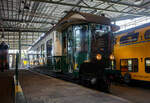 Der älteste elektrische Triebwagen der Niederlande, der ZHESM 6 mBC der Zuid-Hollandsche Electrische Spoorweg-Maatschappij (Südholländischen Elektrischen Eisenbahn-Gesellschaft), später NS BC 9911, am 24 Juni 2025 im Het Spoorwegmuseum (bis 2005 NSM - Nederlands Spoorwegmuseum / Niederländischen Eisenbahnmuseum) in Utrecht im ehemaligen Bahnhof Maliebaan.  

Der Triebwagen wurde 1908 von der Koninklijke Fabriek van Rijtuigen en Spoorwagens J.J. Beijnes (Königliche Fabrik für Kutschen und Eisenbahnwagons J.J. Beijnes) in Haarlem gebaut und bei der Südholländischen Elektrischen Eisenbahn-Gesellschaft mit der Nummer 6 (Serie 1 – 1) in Dienst gestellt. Die ursprüngliche elektrische Ausrüstung war von Siemens Schuckert (Berlin), die aber 1927 von Heemaf (Hengelo) ersetzt wurde.

Die Triebwagen basierten auf einem amerikanischen Design. Sie waren in Creme (oben) und Grün (unten) lackiert und mit einem Jugendstildekor versehen. Es gab 24 Sitzplätze (Samtpolstersitze) der 2. Klasse und 49 (Holzbänke) der 3. Klasse. Die Triebwagen wurden mit einer Anlage für 10 kV Einphasenwechselstrom in Dienst gestellt. In einem Drehgestell waren die beiden Fahrmotoren untergebracht, das andere Drehgestell enthielt den Luftkompressor, der unter anderem für die Bremse zuständig war. Die mBCs bedienten den Nahverkehr Rotterdam Hofplein – Den Haag HS – Scheveningen in der Regel als Zwei-Wagen-Zug.

Im Jahr 1921 ging das Rollmaterial in die neue NS (Nederlandse Spoorwegen) über. Die Nummer 6 wurde mehrfach umgebaut und um nummeriert. Im Jahr 1926 wurden die 23 ZHE-Triebwagen und 17 Mittelwagen auf 1500 Volt Gleichstrom umgerüstet. Der 6er erhielt versuchsweise eine Neuinstallation von Siemens und erhielt wieder das ursprüngliche Zweiklassensystem. 

Der Versuch wurde 1927 beendet, danach wurde der ET erneut mit einer anderen Installation, diesmal von Heemaf, ausgestattet. Außerdem erhielt er nun 4 Motore á 165 KW (225 PS), nun hatte er die Achsfolge Bo´Bo´ (anstatt Bo´2´), so wurde die Leistung erheblich gesteigert. Zudem erhielt er nun die Bezeichnung BC 9011, entsprechend der restlichen Serie BC 9001–9010.

Im Jahr 1930 wurde die mechanische Kilometererfassung eingeführt, die es erforderlich machte, allen Triebfahrzeugen eine eigene Nummernserie zuzuordnen. Für unsere ZHE-ler wurde dies zu BC 9901 – 9911. BC 9011 wurde jetzt zu BC 9911. Die Farbe wurde in den 1930er Jahren durch ein komplett grünes Farbschema ersetzt.

Im Jahr 1944 wurde BC 9911 mit den meisten anderen ZHE-Rollmaterial nach Deutschland gebracht. Nach der Befreiung kehrten die meisten von ihnen in die Niederlande zurück, aber 4 Triebwagen und 1 Waggon der ehem. ZHE blieben vermisst. Die verbliebene und zurückgegebene Ausrüstung hatte erheblichen Schaden genommen. Nur der BC 9911 (ex Nummer 6) war 1946 noch einsatzfähig. Einige kaputte Fenster wurden notdürftig mit Holz und kleinen Glasscheiben verschlossen. Zusammen mit dem Steuerwagen C 8043 bildete er den einzigen ZHE-Zug, der auf der Hofplein-Linie verkehrte.

Ab 1947 wurden auf der Hofplein-Linie nur noch Stromlinienfahrzeuge eingesetzt. Der BC 9911 wurde zum Dienstfahrzeug und transportierte Waggons mit Lagergütern zwischen der Zentralwerkstatt in Haarlem und dem Lijnwerkplaats Leidschendam, blieb jedoch unverändert. Erst später im Jahr 1949 erhielt der Wagen die Dienstnummer 157991.

1957 wurde der technisch vollständige Wagen dem Eisenbahnmuseum gespendet. 1994 fand in der Hauptwerkstatt in Haarlem eine umfangreiche Restaurierung statt, bei der auch das Fahrgestell nach einem früheren Unfall repariert wurde. Dabei musste die elektrische Verkabelung entfernt werden. Nach der Restaurierung wurden die ursprünglichen Farben und Jugendstildekorationen wiederhergestellt. Da der Wagen nicht mehr aus eigener Kraft fahren durfte und nur mit begrenzter Geschwindigkeit transportiert werden konnte, wurde das Antriebssystem nicht repariert. Allerdings sind noch alle elektrischen Komponenten aus dem Jahr 1926 vorhanden.

Der Triebwagen gilt als eines der Highlights des Eisenbahnmuseums.

TECHNISCHE DATEN:
Spurweite: 1.435 mm (Normalspur)
Länge über die Puffer:	18.600 mm
Achsfolge:	Bo'Bo, ursprünglich Bo'2' (1908 bis1927)
Höchstgeschwindigkeit: 80 km/h
Antriebmotoren: 4, ursprünglich 2
Leistung von 1908 bis 1927: 2 x 132 kW (2 x 180 PS)  
Leistung ab 1927: 4 x 165 KW (4 x 225 PS)
Stromsystem: 1.500 V DC, ursprünglich 10 k V 25 Hz Einphasenwechselstrom
Eigengewicht: 62 t
Sitzplätze: 24 der 2. Klasse (Samtpolstersitze) und 49 der 3. Klasse (Holzbänke)
