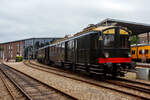 Der NS Mat ’24-Triebwagenzug (BD 9107, C 8553 und C 8104) „Blokkendozen“ (Kastendose) am 24 Juni 2025 im Het Spoorwegmuseum (bis 2005 NSM - Nederlands Spoorwegmuseum / Niederländischen Eisenbahnmuseum) in Utrecht im ehemaligen Bahnhof Maliebaanstation. Ein Eisenbahnmuseum das zum Verweilen einlädt. Hier im Vordergrund der Steuerwagen NS C 8104 (Ces) mit 88 Sitzplätzen der 3. Klasse und Durchgangsmöglichkeit, ex Triebwagen NS C 9411 (mCv).

Die NS-Baureihe Mat ’24 oder Materieel ’24 war eine (die erste) Serie von Elektrotriebzügen, die von der NS - Nederlandse Spoorwegen (Niederländischen Staatsbahnen, heute Niederländische Eisenbahnen AG) ab 1924 in großer Zahl eingesetzt wurde. Diese Züge sind unglaublich robust und schwer. nd der Tatsache, dass die Trainer wie Bausteine zusammengestellt werden können. Im Volksmund erhielten sie wegen des eckigen Äußeren und der Tatsache, dass die Wagen wie Bausteine zusammengestellt werden konnten, den Spitznamen „Blokkendozen“ (Kastendose). Ein weiterer Spitzname war „buffermaterieel“, weil sie im Unterschied zu anderen, mehr windschlüpfig aussehenden elektrischen Triebzügen mit üblicher Schraubenkupplung versehen waren. Wegen der Verbindung über Schraubenkupplung mit zwei Puffern konnten die Einheiten sehr flexibel kombiniert werden. Meist bestand ein Zug aus zwei Triebwagen und zwei oder drei antriebslosen Mittelwagen. Die lauten Geräusche der Motoren und Antriebe erinnerten manche Fahrgäste an Staubsauger, so dass auch dieser weitere Spitzname  Staubsauger  verwendet wurde. 

Ab Mitte der 1950er Jahre wurden die Mat ’24 zunehmend durch die neue Baureihe Mat ’54 ersetzt. Bei einigen Triebwagen wurden die Stromabnehmer und Motoren demontiert, sie wurden als einfache Beiwagen weiterverwendet. Da die Mat ’24 sehr robust waren, wurden einige Einheiten später auch als Postwagen oder für Dienstzwecke eingesetzt. Mehrere Wagen blieben museal erhalten.

Der Steuerwagen C 8104:
Der Steuerwagen C 8104 (Ces) wurde ursprünglich als Elektrotriebwagen C 9411 (mCv) 1928 bei NV Werkspoor in Zuilen mit einer elektrischen Installation von Heemaf in Hengelo gebaut. Er verfügte über 88 Sitzplätze der 3. Klasse und war als Spitzenverstärkung für die Hauptstrecke Amsterdam – Rotterdam vorgesehen. Durch einen Brand schwer beschädigt, wurde er 1944 zur Reparatur an Werkspoor gegeben, das inzwischen Teil der Gemeinde Utrecht geworden war. Erst nach dem Krieg im Jahr 1946 wurde C 9411 wieder in Dienst gestellt.

Der C 9411 war 1956 der erste Mat ’24-Triebwagen (Blokkendozen- Motorwagen) der in einen gezogenen Personenwagen, für den Einsatz hinter Elektrolokomotiven, umgebaut wurde und hauptsächlich als Spitzenverstärkung auf längeren Strecken innerhalb der Niederlande dienen sollte. Es erhielt daraufhin die Nummer B 5841 (Bz), wobei die 88 Sitzplätze auf Holzbänken unverändert blieben. Eine Einschränkung des Einsatzes war das Fehlen einer Toilette.

Aufgrund der Verfügbarkeit neuer und besserer Ausrüstung wurde der nunmehrige B 5841 im Jahr 1973 überflüssig. Anschließend wurde er zum Ausstellungswagen 99-31 003 umgebaut. Als solcher wurde er bis 1982 verwendet und dann für Museumszwecke reserviert.

Im Jahr 1983 begann man mit einer behutsamen Restaurierung, bei der zunächst die Innenausstattung mit Bänken und Türen eines zuvor abgerissenen „Blokkendozen“-Wagens (Kastendose-Wagens) wiederhergestellt wurde. Er erhielt erneut 88 Sitzplätze auf Holzbänken. Auch der voll ausgestattete Steuerstand wurde umgebaut. In den Jahren 1987 – 1989 erfolgte eine Generalüberholung und erhielt nun die Nummer C 8104 (Ces), da er nun mit den ursprünglichen Steuerwagen C 8101 – 8103 (Ces) identisch war. Der einzige Unterschied zwischen mCv und Ces besteht im Fehlen von Fahrmotoren und der dazugehörigen Elektroinstallation beim Ces.

Abkürzungen:
C = 3. Klasse
e = elektrischer Zwischenwagen
m = Triebwagen
s = ausgestattet mit Steuerstand
v = ausgestattet mit Steuerstand mit Balgdurchgang
z = ohne Toilette

Der dreiteilige Zug von Mat’24 des Niederländischen Eisenbahnmuseums, bestehend aus BD 9107, C 8553 und C 8104, war aufgrund einer Überholung des C 8104 und dem Fehlen der seit dem 1. April 2009 vorgeschriebenen automatischen Zugbeeinflussung ATB vorübergehend außer Betrieb. Die Überholung der Drehgestelle des C 8104 fand 2009 statt. Der Einbau der vereinfachten Version der ATB (ATBe) und deren Abnahme erfolgten im Mai und Juni 2010 bei Strukton in Zutphen. Im September wurde die Einsatzbescheinigung ausgestellt, danach fand am 9. Oktober wieder die erste Fahrt für ehrenamtliche Helfer des Eisenbahnmuseums statt.

Aufgrund größerer Wartungsarbeiten ist der Kastendosenzug aber z.Z. vorübergehend außer Betrieb.

TECHNISCHE DATEN:
Hersteller:	Werkspoor NV, Zuilen
Baujahr:1928
Typ:	Mat'24 ursprünglich '28 mC / seit 1989 Ces, Serie C 8101 – 8103 (8104)
Historischen Nummer:	ab 1928 - C 9411 / ab 1956 - B 5841 / ab 1973 - 99-31 003 / seit 1989 - C 8104
Spurweite:	1.435 mm (Normalspur)
Achsfolge:	2'2' (4 Achsen in zwei Drehgestellen)
Gewicht: 39 t
Länge über die Puffer:	19.800 mm
Höchstgeschwindigkeit: 120 km/h
Kupplung: Schraubenkupplung (UIC-Kupplung)
Betriebsfähigkeit: ja
