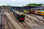 Der NS Mat ’24-Triebwagenzug (BD 9107, C 8553 und C 8104) „Blokkendozen“ (Kastendose) am 24 Juni 2025 im Het Spoorwegmuseum (bis 2005 NSM - Nederlands Spoorwegmuseum / Niederländischen Eisenbahnmuseum) in Utrecht im ehemaligen Bahnhof Maliebaanstation. Ein Eisenbahnmuseum das zum Verweilen einlädt. Hier im Vordergrund der Steuerwagen NS C 8104 (Ces) mit 88 Sitzplätzen der 3. Klasse und Durchgangsmöglichkeit, ex Triebwagen NS C 9411 (mCv).

Die NS-Baureihe Mat ’24 oder Materieel ’24 war eine (die erste) Serie von Elektrotriebzügen, die von der NS - Nederlandse Spoorwegen (Niederländischen Staatsbahnen, heute Niederländische Eisenbahnen AG) ab 1924 in großer Zahl eingesetzt wurde. Diese Züge sind unglaublich robust und schwer. nd der Tatsache, dass die Trainer wie Bausteine zusammengestellt werden können. Im Volksmund erhielten sie wegen des eckigen Äußeren und der Tatsache, dass die Wagen wie Bausteine zusammengestellt werden konnten, den Spitznamen „Blokkendozen“ (Kastendose). Ein weiterer Spitzname war „buffermaterieel“, weil sie im Unterschied zu anderen, mehr windschlüpfig aussehenden elektrischen Triebzügen mit üblicher Schraubenkupplung versehen waren. Wegen der Verbindung über Schraubenkupplung mit zwei Puffern konnten die Einheiten sehr flexibel kombiniert werden. Meist bestand ein Zug aus zwei Triebwagen und zwei oder drei antriebslosen Mittelwagen. Die lauten Geräusche der Motoren und Antriebe erinnerten manche Fahrgäste an Staubsauger, so dass auch dieser weitere Spitzname  Staubsauger  verwendet wurde. 

Ab Mitte der 1950er Jahre wurden die Mat ’24 zunehmend durch die neue Baureihe Mat ’54 ersetzt. Bei einigen Triebwagen wurden die Stromabnehmer und Motoren demontiert, sie wurden als einfache Beiwagen weiterverwendet. Da die Mat ’24 sehr robust waren, wurden einige Einheiten später auch als Postwagen oder für Dienstzwecke eingesetzt. Mehrere Wagen blieben museal erhalten.

Der Steuerwagen C 8104:
Der Steuerwagen C 8104 (Ces) wurde ursprünglich als Elektrotriebwagen C 9411 (mCv) 1928 bei NV Werkspoor in Zuilen mit einer elektrischen Installation von Heemaf in Hengelo gebaut. Er verfügte über 88 Sitzplätze der 3. Klasse und war als Spitzenverstärkung für die Hauptstrecke Amsterdam – Rotterdam vorgesehen. Durch einen Brand schwer beschädigt, wurde er 1944 zur Reparatur an Werkspoor gegeben, das inzwischen Teil der Gemeinde Utrecht geworden war. Erst nach dem Krieg im Jahr 1946 wurde C 9411 wieder in Dienst gestellt.

Der C 9411 war 1956 der erste Mat ’24-Triebwagen (Blokkendozen- Motorwagen) der in einen gezogenen Personenwagen, für den Einsatz hinter Elektrolokomotiven, umgebaut wurde und hauptsächlich als Spitzenverstärkung auf längeren Strecken innerhalb der Niederlande dienen sollte. Es erhielt daraufhin die Nummer B 5841 (Bz), wobei die 88 Sitzplätze auf Holzbänken unverändert blieben. Eine Einschränkung des Einsatzes war das Fehlen einer Toilette.

Aufgrund der Verfügbarkeit neuer und besserer Ausrüstung wurde der nunmehrige B 5841 im Jahr 1973 überflüssig. Anschließend wurde er zum Ausstellungswagen 99-31 003 umgebaut. Als solcher wurde er bis 1982 verwendet und dann für Museumszwecke reserviert.

Im Jahr 1983 begann man mit einer behutsamen Restaurierung, bei der zunächst die Innenausstattung mit Bänken und Türen eines zuvor abgerissenen „Blokkendozen“-Wagens (Kastendose-Wagens) wiederhergestellt wurde. Er erhielt erneut 88 Sitzplätze auf Holzbänken. Auch der voll ausgestattete Steuerstand wurde umgebaut. In den Jahren 1987 – 1989 erfolgte eine Generalüberholung und erhielt nun die Nummer C 8104 (Ces), da er nun mit den ursprünglichen Steuerwagen C 8101 – 8103 (Ces) identisch war. Der einzige Unterschied zwischen mCv und Ces besteht im Fehlen von Fahrmotoren und der dazugehörigen Elektroinstallation beim Ces.

Abkürzungen:
C = 3. Klasse
e = elektrischer Zwischenwagen
m = Triebwagen
s = ausgestattet mit Steuerstand
v = ausgestattet mit Steuerstand mit Balgdurchgang
z = ohne Toilette

Der dreiteilige Zug von Mat’24 des Niederländischen Eisenbahnmuseums, bestehend aus BD 9107, C 8553 und C 8104, war aufgrund einer Überholung des C 8104 und dem Fehlen der seit dem 1. April 2009 vorgeschriebenen automatischen Zugbeeinflussung ATB vorübergehend außer Betrieb. Die Überholung der Drehgestelle des C 8104 fand 2009 statt. Der Einbau der vereinfachten Version der ATB (ATBe) und deren Abnahme erfolgten im Mai und Juni 2010 bei Strukton in Zutphen. Im September wurde die Einsatzbescheinigung ausgestellt, danach fand am 9. Oktober wieder die erste Fahrt für ehrenamtliche Helfer des Eisenbahnmuseums statt.

Aufgrund größerer Wartungsarbeiten ist der Kastendosenzug aber z.Z. vorübergehend außer Betrieb.

TECHNISCHE DATEN:
Hersteller:	Werkspoor NV, Zuilen
Baujahr:1928
Typ:	Mat'24 ursprünglich '28 mC / seit 1989 Ces, Serie C 8101 – 8103 (8104)
Historischen Nummer:	ab 1928 - C 9411 / ab 1956 - B 5841 / ab 1973 - 99-31 003 / seit 1989 - C 8104
Spurweite:	1.435 mm (Normalspur)
Achsfolge:	2'2' (4 Achsen in zwei Drehgestellen)
Gewicht: 39 t
Länge über die Puffer:	19.800 mm
Höchstgeschwindigkeit: 120 km/h
Kupplung: Schraubenkupplung (UIC-Kupplung)
Betriebsfähigkeit: ja
