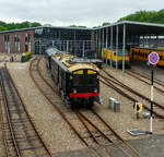 Der NS Mat ’24-Triebwagenzug (BD 9107, C 8553 und C 8104) „Blokkendozen“ (Kastendose) am 24 Juni 2025 im Het Spoorwegmuseum (bis 2005 NSM - Nederlands Spoorwegmuseum / Niederländischen Eisenbahnmuseum) in Utrecht im ehemaligen Bahnhof Maliebaanstation. Ein Eisenbahnmuseum das zum Verweilen einlädt. Hier im Vordergrund der Steuerwagen NS C 8104 (Ces) mit 88 Sitzplätzen der 3. Klasse und Durchgangsmöglichkeit, ex Triebwagen NS C 9411 (mCv).

Die NS-Baureihe Mat ’24 oder Materieel ’24 war eine (die erste) Serie von Elektrotriebzügen, die von der NS - Nederlandse Spoorwegen (Niederländischen Staatsbahnen, heute Niederländische Eisenbahnen AG) ab 1924 in großer Zahl eingesetzt wurde. Diese Züge sind unglaublich robust und schwer. nd der Tatsache, dass die Trainer wie Bausteine zusammengestellt werden können. Im Volksmund erhielten sie wegen des eckigen Äußeren und der Tatsache, dass die Wagen wie Bausteine zusammengestellt werden konnten, den Spitznamen „Blokkendozen“ (Kastendose). Ein weiterer Spitzname war „buffermaterieel“, weil sie im Unterschied zu anderen, mehr windschlüpfig aussehenden elektrischen Triebzügen mit üblicher Schraubenkupplung versehen waren. Wegen der Verbindung über Schraubenkupplung mit zwei Puffern konnten die Einheiten sehr flexibel kombiniert werden. Meist bestand ein Zug aus zwei Triebwagen und zwei oder drei antriebslosen Mittelwagen. Die lauten Geräusche der Motoren und Antriebe erinnerten manche Fahrgäste an Staubsauger, so dass auch dieser weitere Spitzname  Staubsauger  verwendet wurde. 

Ab Mitte der 1950er Jahre wurden die Mat ’24 zunehmend durch die neue Baureihe Mat ’54 ersetzt. Bei einigen Triebwagen wurden die Stromabnehmer und Motoren demontiert, sie wurden als einfache Beiwagen weiterverwendet. Da die Mat ’24 sehr robust waren, wurden einige Einheiten später auch als Postwagen oder für Dienstzwecke eingesetzt. Mehrere Wagen blieben museal erhalten.

Der Steuerwagen C 8104:
Der Steuerwagen C 8104 (Ces) wurde ursprünglich als Elektrotriebwagen C 9411 (mCv) 1928 bei NV Werkspoor in Zuilen mit einer elektrischen Installation von Heemaf in Hengelo gebaut. Er verfügte über 88 Sitzplätze der 3. Klasse und war als Spitzenverstärkung für die Hauptstrecke Amsterdam – Rotterdam vorgesehen. Durch einen Brand schwer beschädigt, wurde er 1944 zur Reparatur an Werkspoor gegeben, das inzwischen Teil der Gemeinde Utrecht geworden war. Erst nach dem Krieg im Jahr 1946 wurde C 9411 wieder in Dienst gestellt.

Der C 9411 war 1956 der erste Mat ’24-Triebwagen (Blokkendozen- Motorwagen) der in einen gezogenen Personenwagen, für den Einsatz hinter Elektrolokomotiven, umgebaut wurde und hauptsächlich als Spitzenverstärkung auf längeren Strecken innerhalb der Niederlande dienen sollte. Es erhielt daraufhin die Nummer B 5841 (Bz), wobei die 88 Sitzplätze auf Holzbänken unverändert blieben. Eine Einschränkung des Einsatzes war das Fehlen einer Toilette.

Aufgrund der Verfügbarkeit neuer und besserer Ausrüstung wurde der nunmehrige B 5841 im Jahr 1973 überflüssig. Anschließend wurde er zum Ausstellungswagen 99-31 003 umgebaut. Als solcher wurde er bis 1982 verwendet und dann für Museumszwecke reserviert.

Im Jahr 1983 begann man mit einer behutsamen Restaurierung, bei der zunächst die Innenausstattung mit Bänken und Türen eines zuvor abgerissenen „Blokkendozen“-Wagens (Kastendose-Wagens) wiederhergestellt wurde. Er erhielt erneut 88 Sitzplätze auf Holzbänken. Auch der voll ausgestattete Steuerstand wurde umgebaut. In den Jahren 1987 – 1989 erfolgte eine Generalüberholung und erhielt nun die Nummer C 8104 (Ces), da er nun mit den ursprünglichen Steuerwagen C 8101 – 8103 (Ces) identisch war. Der einzige Unterschied zwischen mCv und Ces besteht im Fehlen von Fahrmotoren und der dazugehörigen Elektroinstallation beim Ces.

Abkürzungen:
C = 3. Klasse
e = elektrischer Zwischenwagen
m = Triebwagen
s = ausgestattet mit Steuerstand
v = ausgestattet mit Steuerstand mit Balgdurchgang
z = ohne Toilette

Der dreiteilige Zug von Mat’24 des Niederländischen Eisenbahnmuseums, bestehend aus BD 9107, C 8553 und C 8104, war aufgrund einer Überholung des C 8104 und dem Fehlen der seit dem 1. April 2009 vorgeschriebenen automatischen Zugbeeinflussung ATB vorübergehend außer Betrieb. Die Überholung der Drehgestelle des C 8104 fand 2009 statt. Der Einbau der vereinfachten Version der ATB (ATBe) und deren Abnahme erfolgten im Mai und Juni 2010 bei Strukton in Zutphen. Im September wurde die Einsatzbescheinigung ausgestellt, danach fand am 9. Oktober wieder die erste Fahrt für ehrenamtliche Helfer des Eisenbahnmuseums statt.

Aufgrund größerer Wartungsarbeiten ist der Kastendosenzug aber z.Z. vorübergehend außer Betrieb.

TECHNISCHE DATEN:
Hersteller:	Werkspoor NV, Zuilen
Baujahr:1928
Typ:	Mat'24 ursprünglich '28 mC / seit 1989 Ces, Serie C 8101 – 8103 (8104)
Historischen Nummer:	ab 1928 - C 9411 / ab 1956 - B 5841 / ab 1973 - 99-31 003 / seit 1989 - C 8104
Spurweite:	1.435 mm (Normalspur)
Achsfolge:	2'2' (4 Achsen in zwei Drehgestellen)
Gewicht: 39 t
Länge über die Puffer:	19.800 mm
Höchstgeschwindigkeit: 120 km/h
Kupplung: Schraubenkupplung (UIC-Kupplung)
Betriebsfähigkeit: ja
