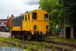Die dreiachsige dieselelektrische Lokomotive NS 673, ex NS 605, am 24 Juni 2025 im Het Spoorwegmuseum (bis 2005 NSM - Nederlands Spoorwegmuseum / Niederländischen Eisenbahnmuseum) in Utrecht im ehemaligen Bahnhof Maliebaan. Lokomotiven dieses Typs werden als „Bakkie“ oder „Hippel“ bezeichnet.

Die Lok wurde 1955 von der English Electric Company (EEC) in London unter der Fabriknummer 2102 gebaut und als NS 605 an die Nederlandse Spoorwegen (Niederländische Staatsbahn) geliefert. Im Jahr 1992 wurde die Lokomotive 605 mit einer Fernbedienung ausgestattet, dadurch erhielt sie die neue Nummer 673. Zusammen mit 22 weiteren funkgesteuerten 600ern bildete sie die neue Baureihe NS 671 – 693.

Im Jahr 2006 wurde die Maschine in den Schuppen des ehemaligen Traktions- und Ausrüstungsrückgewinnungspunkts in Utrecht (HTMU) gebracht, um die außer Dienst gestellte Lokomotive zu ersetzen. Der Schuppen ist nicht mit Oberleitungen ausgestattet, so dass Wartungsarbeiten an Wagen und Zügen erst erfolgen können, nachdem die Ausrüstung durch eine Rangierlokomotive in den Schuppen gebracht wurde. In diesem Schuppen war mehrere Jahre lang die Ausrüstung des Eisenbahnmuseums gelagert. Als nach einer Umstrukturierung in der HTMU keine regelmäßige Wartung der NS-Geräte mehr durchgeführt wurde, wurde die noch betriebsfähige Lokomotive 673 inklusive Fernbedienung dem Eisenbahnmuseum gespendet.

Die NS-Lokomotiven der Serien 500, 600 und 700 sind dieselelektrische Lokomotiven, die zwischen 1946 und 1998 bei den Niederländischen Eisenbahnen im Einsatz waren. Lokomotiven dieses Typs werden als Bakkie oder Hippel bezeichnet.

Mit der Ankunft der englischen Armeen in den Niederlanden am Ende des Zweiten Weltkriegs kamen auch englische Lokomotiven des War Department (WD) an. Dazu gehörten dreiachsige Diesellokomotiven eines Typs, der in den 1930er Jahren für die London Midland and Scottish Railway (LMS) entwickelt worden war. Nach dem Krieg wurden mehrere Maschinen von der NS - Nederlandse Spoorwegen (Niederländischen Staatsbahnen) übernommen. Nach mehreren Austauschen verblieben schließlich zehn Ex-WD-Lokomotiven bei der NS, die 1946 die Nummern 501–510 trugen. Sie wurden für Rangierarbeiten auf großen Bahnhöfen wie Utrecht und Zwolle sowie ab 1947 Rotterdam Feijenoord eingesetzt.

Da die zehn englischen Gebrauchtlokomotiven gut ankamen, wurden weitere bestellt. Ab 1949 kamen 10 dazu (NS 511 – 520) und ab 1953 noch einmal 25 wie die Vorgänger nur mit Lokomotivbremse (NS 521 – 545) und nochmals 65 mit Zugbremse (NS 601 – 665). Diese hundert Lokomotiven stammten aus dem Werk der English Electric Company (EEC) in London, wurden aber neu geliefert. Mit ihrer Höchstgeschwindigkeit von 32 km/h waren sie zwar nur für den Rangierdienst geeignet, konnten aber gerade auf den großen Rangierbahnhöfen enorme Leistungen erbringen. Die Loks der Serie 600 haben mit 400 PS (300 kW) eine etwas höhere Leistung als die Serie 500, zudem besitzen sie eine Knorrr Zugbremse. Damit waren die Lokomotiven dieser Baureihe für das Überqueren öffentlicher Straßen und den Betrieb von Gleisanschlüssen mit Zügen geeignet.

TECHNISCHE DATEN:
Antriebsart: Diesel-elektrisch
Spurweite: 1.435 mm (Normallspur)
Achsfolge:	C mit Kuppelstangen (engl. 0-6-0 DE)
Länge über Puffer: 9.068 mm
Ges. Achsabstand: 3.505 mm
Treibraddurchmesser: 1.232 mm (neu)
Eigengewicht: 47 t
Antrieb: 
Dieselmotor: wassergekühlter langsam laufender 4-Takt 6-Zylinder-Reihendieselmotor vom Typ Englisch Electric 6KT 
Motorhubraum: 92,73 Liter (Bohrung Ø 254 x Hub 305 mm)
Motordauerleistung: 400 PS (294 kW) bei 680 U/min 
Hauptgenerator: Englisch Electric Typ EE 801/6 F (430 V DC) mit einer Leistung von 200 kW bei 680 U/min 
Fahrmotoren: 2 Stück Englisch Electric Typ EE 506 4B mit einer Dauerleistung von je 115 PS (83 kW)
Übersetzungsverhältnis: (16:79) x (16 :70) = 1:21,6
Leistung: 230 PS (164 kW)
Anfahrzugkraft: 143kN
Dauerzugkraft: 54 kN bei 11,5 km/h
Höchstgeschwindigkeit: 32 km/h (20 mph) eigen / 65 km/h geschleppt
Tankinhalt:	3.000 l
Bremskraft: 321 kN
Kleister befahrbarer Gleisbogen: R 75 m
