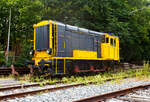 Die dreiachsige dieselelektrische Lokomotive NS 673, ex NS 605, am 24 Juni 2025 im Het Spoorwegmuseum (bis 2005 NSM - Nederlands Spoorwegmuseum / Niederländischen Eisenbahnmuseum) in Utrecht im ehemaligen Bahnhof Maliebaan. Lokomotiven dieses Typs werden als „Bakkie“ oder „Hippel“ bezeichnet.

Die Lok wurde 1955 von der English Electric Company (EEC) in London unter der Fabriknummer 2102 gebaut und als NS 605 an die Nederlandse Spoorwegen (Niederländische Staatsbahn) geliefert. Im Jahr 1992 wurde die Lokomotive 605 mit einer Fernbedienung ausgestattet, dadurch erhielt sie die neue Nummer 673. Zusammen mit 22 weiteren funkgesteuerten 600ern bildete sie die neue Baureihe NS 671 – 693.

Im Jahr 2006 wurde die Maschine in den Schuppen des ehemaligen Traktions- und Ausrüstungsrückgewinnungspunkts in Utrecht (HTMU) gebracht, um die außer Dienst gestellte Lokomotive zu ersetzen. Der Schuppen ist nicht mit Oberleitungen ausgestattet, so dass Wartungsarbeiten an Wagen und Zügen erst erfolgen können, nachdem die Ausrüstung durch eine Rangierlokomotive in den Schuppen gebracht wurde. In diesem Schuppen war mehrere Jahre lang die Ausrüstung des Eisenbahnmuseums gelagert. Als nach einer Umstrukturierung in der HTMU keine regelmäßige Wartung der NS-Geräte mehr durchgeführt wurde, wurde die noch betriebsfähige Lokomotive 673 inklusive Fernbedienung dem Eisenbahnmuseum gespendet.

Die NS-Lokomotiven der Serien 500, 600 und 700 sind dieselelektrische Lokomotiven, die zwischen 1946 und 1998 bei den Niederländischen Eisenbahnen im Einsatz waren. Lokomotiven dieses Typs werden als Bakkie oder Hippel bezeichnet.

Mit der Ankunft der englischen Armeen in den Niederlanden am Ende des Zweiten Weltkriegs kamen auch englische Lokomotiven des War Department (WD) an. Dazu gehörten dreiachsige Diesellokomotiven eines Typs, der in den 1930er Jahren für die London Midland and Scottish Railway (LMS) entwickelt worden war. Nach dem Krieg wurden mehrere Maschinen von der NS - Nederlandse Spoorwegen (Niederländischen Staatsbahnen) übernommen. Nach mehreren Austauschen verblieben schließlich zehn Ex-WD-Lokomotiven bei der NS, die 1946 die Nummern 501–510 trugen. Sie wurden für Rangierarbeiten auf großen Bahnhöfen wie Utrecht und Zwolle sowie ab 1947 Rotterdam Feijenoord eingesetzt.

Da die zehn englischen Gebrauchtlokomotiven gut ankamen, wurden weitere bestellt. Ab 1949 kamen 10 dazu (NS 511 – 520) und ab 1953 noch einmal 25 wie die Vorgänger nur mit Lokomotivbremse (NS 521 – 545) und nochmals 65 mit Zugbremse (NS 601 – 665). Diese hundert Lokomotiven stammten aus dem Werk der English Electric Company (EEC) in London, wurden aber neu geliefert. Mit ihrer Höchstgeschwindigkeit von 32 km/h waren sie zwar nur für den Rangierdienst geeignet, konnten aber gerade auf den großen Rangierbahnhöfen enorme Leistungen erbringen. Die Loks der Serie 600 haben mit 400 PS (300 kW) eine etwas höhere Leistung als die Serie 500, zudem besitzen sie eine Knorrr Zugbremse. Damit waren die Lokomotiven dieser Baureihe für das Überqueren öffentlicher Straßen und den Betrieb von Gleisanschlüssen mit Zügen geeignet.

TECHNISCHE DATEN:
Antriebsart: Diesel-elektrisch
Spurweite: 1.435 mm (Normallspur)
Achsfolge:	C mit Kuppelstangen (engl. 0-6-0 DE)
Länge über Puffer: 9.068 mm
Ges. Achsabstand: 3.505 mm
Treibraddurchmesser: 1.232 mm (neu)
Eigengewicht: 47 t
Antrieb: 
Dieselmotor: wassergekühlter langsam laufender 4-Takt 6-Zylinder-Reihendieselmotor vom Typ Englisch Electric 6KT 
Motorhubraum: 92,73 Liter (Bohrung Ø 254 x Hub 305 mm)
Motordauerleistung: 400 PS (294 kW) bei 680 U/min 
Hauptgenerator: Englisch Electric Typ EE 801/6 F (430 V DC) mit einer Leistung von 200 kW bei 680 U/min 
Fahrmotoren: 2 Stück Englisch Electric Typ EE 506 4B mit einer Dauerleistung von je 115 PS (83 kW)
Übersetzungsverhältnis: (16:79) x (16 :70) = 1:21,6
Leistung: 230 PS (164 kW)
Anfahrzugkraft: 143kN
Dauerzugkraft: 54 kN bei 11,5 km/h
Höchstgeschwindigkeit: 32 km/h (20 mph) eigen / 65 km/h geschleppt
Tankinhalt:	3.000 l
Bremskraft: 321 kN
Kleister befahrbarer Gleisbogen: R 75 m
