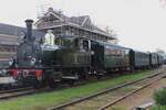 Ex-NS 8107 steht mit ein Dampfpendelzug am 14 Oktober 2023 abfahrtbereit in Haaksbergen whrend die MBS-Herbstdampftage.  Dieser Lok wurde bei der Staatsspoorwegen als 657 'Kikker' in Dienst gestellt, wurde als 8107 umnumeriert nach der bernahme von die SS durch die NS.