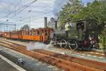 Am 25 Oktober 2015 zieht BELLO, SHM 7742, ein Dampfzuglein aus Hoorn nach Medemblik.