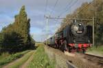 Am 28 September 2024 durchfahrt VSM 50 307 Niftrik mit ein Dampfpendelzug nach Nijmegen.