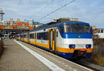 Der zweiteilige NS Sprinter SGMm 2131 (auch Plan Y oder Mat ’74 bekannt), gekuppelt mit dem dreiteiligen SGMm 2967 stehen am 31 Mrz 2018 im Bahnhof Zandvoort aan Zee fr die Abfahrt nach