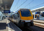 Zwei gekuppelte dreiteilige NS Stadler FLIRT³ (Triebzug 2222 und 2223) der Nederlandse Spoorwegen N.V. (Niederländische Eisenbahnen AG), stehen am 29 April 2025, als Sprinter via Nijmegen (Nimwegen) nach Wijchen, zur Abfahrt im Bahnhof Arnhem Centraal (Arnheim Hbf) bereit. 

Der NS FLIRT ist ein elektrischer Niederflurtriebzug der Niederländischen Eisenbahnen. Der interne Projektname bei NS war Flirt Fast Forward oder FFF, weshalb dieser Spitzname auch verwendet wird. Die Züge wurden vom Schweizer Zughersteller Stadler Rail gebaut und basieren auf der FLIRT3-Plattform des Unternehmens. Die Züge sollen vor allem den Mangel an Ausrüstung und das Wachstum der Fahrgastzahlen auf dem Hauptschienennetz kompensieren.

Der FLIRT (Abkürzung für Flinker Leichter Innovativer Regionaltriebzug) ist vom Stadler GTW abgeleitet, mit dem Hauptunterschied, dass sich die Antriebseinheiten beim FLIRT hinter den Führerständen befinden (statt in einem separaten Triebkopf). Dieser Zugtyp zeichnet sich durch Licht und Platz im Innenraum aus, der durch die Verwendung von Jakobsdrehgestellen in Kombination mit breiten, offenen Wagenkastenübergängen und einem niedrigen Boden entsteht. Der niedrige Boden in Kombination mit einer ausfahrbaren Trittstufe macht den Zug für Menschen mit körperlichen Einschränkungen leichter zugänglich. Das geringe Gewicht des Triebzuges in Kombination mit einem hohen Anfahrdrehmoment macht ihn ideal geeignet für Zugverkehre mit vielen Haltestellen und kurzen Haltezeiten. Die Züge werden daher von der NS als Sprinter eingesetzt.

Die Niederländische Eisenbahngesellschaft NS hat im April 2015 bei Stadler 58 drei- und vierteilige Niederflurtriebzüge des Typs FLIRT bestellt, es sich um 33 dreiteilige und 25 vierteilige Triebzüge. Die Züge werden durch NS Reizigers betrieben, verkehren auf regionalen Strecken und sind für eine Geschwindigkeit von 160 km/h ausgelegt. Der FLIRT der neusten Generation erfüllt die technischen Spezifikationen für Interoperabilität TSI, insbesondere die Standards für Crashanforderungen nach EN 15227. Die luftgefederten Züge überzeugen mit hohem Komfort: 158 bis 214 Fahrgäste (je nach Zuglänge) finden einen einladenden Sitzplatz in klimatisierten, farbenfrohen Innenräumen. Für die Unterbringung von Fahrrädern, Kinderwagen oder Rollstühlen ist gesorgt. Highlight: Der Roll-In der ersten Züge am 13. April 2016 in Maastricht – nur ein Jahr nach der Bestellung – unterstreicht die hohe Leistungsfähigkeit von Stadler.

Da die SNG - Sprinter Nieuwe Generatie, die CAF Civity Triebzüge erst 2018 in Betrieb gehen würden, aber bereits ab Januar 2017, aufgrund der Ausweitung des ÖPNV-Studentenausweises, die NS mit einem starken Anstieg der Fahrgastzahlen konfrontiert war, benötigte die NS schnell zusätzliche Triebzüge. So erteilte die NS gleichzeitig beim Schweizer Hersteller Stadler Rail eine Eilbestellung über 58 FLIRT-Züge, die ab 2016 ausgeliefert wurden. Der Vertrag für diesen Auftrag wurde am 23. April 2015 unterzeichnet.

Der Aluminiumaufbau der Triebzüge wurde im Stadler-Werk in Szolnok (Ungarn) gebaut und anschließend zur Fertigstellung in das polnische Stadler-Werk in Siedlce gebracht. Die ersten drei Züge wurden am 29. März 2016 für die erforderlichen Umwelt- und Transportinspektions- und Zulassungsfahrten in den Niederlanden nach Maastricht überführt. Die Auslieferung der insgesamt 58 bestellten FLIRTs an die NS wurde am 4. September 2017 abgeschlossen.

Technik:
Die FLIRT-Triebzüge bestehen aus drei oder vier Wagen, die an den Wagenübergängen auf Jakobsdrehgestellen montiert sind. Durch den Einsatz eines Jacobs-Drehgestells ist der Wagenkastenübergang kurz und breit, was für ein hohes Maß an Transparenz sorgt. Daher verfügen diese Züge über breite Wagenkastenübergänge und einen Niederflurbereich. Die Triebzüge haben eine Länge von 63,2 m als dreiteilige Einheit bzw. 80,7 m als vierteilige Einheit, eine Breite von 2,820 m und eine Höhe von 4,120 m. Die Wagenkästen sind kürzer als üblich. Niederflurbereich beträgt über 90 %, die Bodenhöhe im Niederflurbereich beträgt 780 mm. Die Züge haben je Längsseite 6 (dreiteilig) bzw. 8 (vierteilig) 1.300 mm breite Doppeltüren (2 Einstiegstüren pro Wagenkastenseite). Die Wagenkästen sind in Aluminium-Leichtbauweise gemäß den neuesten Standards in Bezug auf Kollisionssicherheit (EN 15227) und Festigkeit (EN 12663). Die Züge laufen auf luftgefederte Trieb- und Laufdrehgestelle, die Laufdrehgestelle sind als Jacobs-Drehgestelle ausgeführt. Durch die Vielfachsteuerung sind bis zu drei Fahrzeuge kuppelbar. Die Sets verfügen über ATB-EG und sind für die Installation von ERTMS vorbereitet. Die Züge haben eine Höchstgeschwindigkeit von 160 km/h.

Die dreiteiligen Zuggarnituren verfügen über 32 Sitzplätze der 1. Klasse und 114 Sitzplätze der 2. Klasse, zudem 12 Klappsitze. Die dreiteiligen Triebzüge tragen die Nummern 2201 – 2233. Die vierteiligen Züge verfügen über 32 Plätze der ersten Klasse und 170 Plätze der zweiten Klasse, zudem 12 Klappsitze. Die vierteiligen Triebzüge tragen die Nummern 2501 – 2525.

Interieur:
Im Inneren gibt es keine Quer-/Stirnwände oder Zwischentüren, lediglich die erste und zweite Klasse sind durch Glastüren und Zwischenwände getrennt. Reisende haben Zugang zu USB-Ladestationen zum Aufladen mobiler Geräte, Steckdosen und einem kostenlosen WLAN-Netzwerk. Darüber hinaus sind die Züge mit Niederflur, Schiebetritten und einer rollstuhlgerechten Toilette ausgestattet, um Menschen mit körperlicher Behinderung das Reisen zu erleichtern. Diese Toilette verfügt über eine klappbare Ablage zum Windelwechseln. Die Züge verfügen über Abteile erster und zweiter Klasse, einen Mehrzweckbereich mit Abstellraum für Fahrräder und Kinderwagen. Der Innenraum ist mit Werken vom niederländischen Maler Piet Mondrians gestaltet. Die Innenreinrichtung (Sitze) sind vom tschechischen Unternehmen BORCAD cz a.s. Wie bei der NS üblich, ist die Innenreinrichtung rot für die 1. Klasse und blau für die 2. Klasse. Die Führerstände sind unter anderem mit einer auf die Strecke gerichteten Kamera ausgestattet. 

Außenfarbwechsel:
Die Stadler FLIRT wurden alle mit einer Front in dunkelblau/weiß ausgeliefert. Während diese Färbung den europäischen Standards entsprach, machte die Kombination aus der dunklen Farbe und dem großen Fenster es schwierig, den Zug von Bahnübergängen aus zu sehen. Der Mangel an Sichtbarkeit war die Hauptursache für eine Kollision zwischen einem Traktor und einem SNG an einem unbesicherten Bahnübergang im Mai 2020, bei dem der Lokführer getötet wurde. Die NS beschloss, die Farbe der Fronten von Triebzügen in Gelb zu ändern, die ersten Änderungen wurden bei den SNG-Triebzügen vorgenommen, wo teils noch die Restlieferung CAF anstand. So war diese bei den SNG bis August 2022 nahezu abgeschlossen. So wurde 2023 eine ähnliche Änderung an den FLIRT-Züge vorgenommen. Im Februar 2023 wurde die Garnitur 2206 mit gelben Fronten in Betrieb genommen. Ab 2024 werden alle 3er-Sets mit einer gelben Front ausgestattet.

TECHNISCHE DATEN:
Gebaute Anzahl: 58 (davon 33 dreiteilige ET und 25 vierteilige ET)
Nummerierung: 2201-2233 (dreiteilige ET) / 2501-2525 (vierteilige ET)
Hersteller: Stadler Rail
Baujahre: 2016 und 2017
Spurweite: 	1.435 mm (Normalspur)
Achsfolge: Bo'2'2'Bo' (8 Achsen) / Bo'2'2'2'Bo' (10 Achsen)
Länge über Kupplung: 63.200 mm / 80.700 mm
Fahrzeugbreite: 2.820 mm
Fahrzeughöhe: 4.120 mm
Achsabstand im Triebdrehgestell: 2.500 mm
Achsabstand im Laufdrehgestell: 2.700 mm
Treibraddurchmesser: 920 mm (neu)
Laufraddurchmesser: 760 mm (neu)
Leergewicht: 
Höchstgeschwindigkeit: 160 km/h (Planmäßig 140 km/h)
Sitzplätze: 32 in 1. Klasse, 114 bzw. 170 der 2. Klasse, sowie 12 Klappsitze
Bodenhöhe: Niederflur 780 mm (90%), Hochflur 1.180 mm
Türbreite: 1.300 mm
Türen je Längsseite: 6 / 8
Leistung am Rad: 3.000 kW
Anfahrzugkraft: 200 kN
Anzahl der Traktionsmotoren: 4 
Übersetzung: 1 : 5,347
Stromsystem: 1,5 kV Gleichstrom
Kupplung: Scharfenberg
