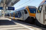 Zwei gekuppelte dreiteilige NS Stadler FLIRT³ (Triebzug 2222 und 2223) der Nederlandse Spoorwegen N.V. (Niederländische Eisenbahnen AG), stehen am 29 April 2025, als Sprinter via Nijmegen (Nimwegen) nach Wijchen, zur Abfahrt im Bahnhof Arnhem Centraal (Arnheim Hbf) bereit. 

Der NS FLIRT ist ein elektrischer Niederflurtriebzug der Niederländischen Eisenbahnen. Der interne Projektname bei NS war Flirt Fast Forward oder FFF, weshalb dieser Spitzname auch verwendet wird. Die Züge wurden vom Schweizer Zughersteller Stadler Rail gebaut und basieren auf der FLIRT3-Plattform des Unternehmens. Die Züge sollen vor allem den Mangel an Ausrüstung und das Wachstum der Fahrgastzahlen auf dem Hauptschienennetz kompensieren.

Der FLIRT (Abkürzung für Flinker Leichter Innovativer Regionaltriebzug) ist vom Stadler GTW abgeleitet, mit dem Hauptunterschied, dass sich die Antriebseinheiten beim FLIRT hinter den Führerständen befinden (statt in einem separaten Triebkopf). Dieser Zugtyp zeichnet sich durch Licht und Platz im Innenraum aus, der durch die Verwendung von Jakobsdrehgestellen in Kombination mit breiten, offenen Wagenkastenübergängen und einem niedrigen Boden entsteht. Der niedrige Boden in Kombination mit einer ausfahrbaren Trittstufe macht den Zug für Menschen mit körperlichen Einschränkungen leichter zugänglich. Das geringe Gewicht des Triebzuges in Kombination mit einem hohen Anfahrdrehmoment macht ihn ideal geeignet für Zugverkehre mit vielen Haltestellen und kurzen Haltezeiten. Die Züge werden daher von der NS als Sprinter eingesetzt.

Die Niederländische Eisenbahngesellschaft NS hat im April 2015 bei Stadler 58 drei- und vierteilige Niederflurtriebzüge des Typs FLIRT bestellt, es sich um 33 dreiteilige und 25 vierteilige Triebzüge. Die Züge werden durch NS Reizigers betrieben, verkehren auf regionalen Strecken und sind für eine Geschwindigkeit von 160 km/h ausgelegt. Der FLIRT der neusten Generation erfüllt die technischen Spezifikationen für Interoperabilität TSI, insbesondere die Standards für Crashanforderungen nach EN 15227. Die luftgefederten Züge überzeugen mit hohem Komfort: 158 bis 214 Fahrgäste (je nach Zuglänge) finden einen einladenden Sitzplatz in klimatisierten, farbenfrohen Innenräumen. Für die Unterbringung von Fahrrädern, Kinderwagen oder Rollstühlen ist gesorgt. Highlight: Der Roll-In der ersten Züge am 13. April 2016 in Maastricht – nur ein Jahr nach der Bestellung – unterstreicht die hohe Leistungsfähigkeit von Stadler.

Da die SNG - Sprinter Nieuwe Generatie, die CAF Civity Triebzüge erst 2018 in Betrieb gehen würden, aber bereits ab Januar 2017, aufgrund der Ausweitung des ÖPNV-Studentenausweises, die NS mit einem starken Anstieg der Fahrgastzahlen konfrontiert war, benötigte die NS schnell zusätzliche Triebzüge. So erteilte die NS gleichzeitig beim Schweizer Hersteller Stadler Rail eine Eilbestellung über 58 FLIRT-Züge, die ab 2016 ausgeliefert wurden. Der Vertrag für diesen Auftrag wurde am 23. April 2015 unterzeichnet.

Der Aluminiumaufbau der Triebzüge wurde im Stadler-Werk in Szolnok (Ungarn) gebaut und anschließend zur Fertigstellung in das polnische Stadler-Werk in Siedlce gebracht. Die ersten drei Züge wurden am 29. März 2016 für die erforderlichen Umwelt- und Transportinspektions- und Zulassungsfahrten in den Niederlanden nach Maastricht überführt. Die Auslieferung der insgesamt 58 bestellten FLIRTs an die NS wurde am 4. September 2017 abgeschlossen.

Technik:
Die FLIRT-Triebzüge bestehen aus drei oder vier Wagen, die an den Wagenübergängen auf Jakobsdrehgestellen montiert sind. Durch den Einsatz eines Jacobs-Drehgestells ist der Wagenkastenübergang kurz und breit, was für ein hohes Maß an Transparenz sorgt. Daher verfügen diese Züge über breite Wagenkastenübergänge und einen Niederflurbereich. Die Triebzüge haben eine Länge von 63,2 m als dreiteilige Einheit bzw. 80,7 m als vierteilige Einheit, eine Breite von 2,820 m und eine Höhe von 4,120 m. Die Wagenkästen sind kürzer als üblich. Niederflurbereich beträgt über 90 %, die Bodenhöhe im Niederflurbereich beträgt 780 mm. Die Züge haben je Längsseite 6 (dreiteilig) bzw. 8 (vierteilig) 1.300 mm breite Doppeltüren (2 Einstiegstüren pro Wagenkastenseite). Die Wagenkästen sind in Aluminium-Leichtbauweise gemäß den neuesten Standards in Bezug auf Kollisionssicherheit (EN 15227) und Festigkeit (EN 12663). Die Züge laufen auf luftgefederte Trieb- und Laufdrehgestelle, die Laufdrehgestelle sind als Jacobs-Drehgestelle ausgeführt. Durch die Vielfachsteuerung sind bis zu drei Fahrzeuge kuppelbar. Die Sets verfügen über ATB-EG und sind für die Installation von ERTMS vorbereitet. Die Züge haben eine Höchstgeschwindigkeit von 160 km/h.

Die dreiteiligen Zuggarnituren verfügen über 32 Sitzplätze der 1. Klasse und 114 Sitzplätze der 2. Klasse, zudem 12 Klappsitze. Die dreiteiligen Triebzüge tragen die Nummern 2201 – 2233. Die vierteiligen Züge verfügen über 32 Plätze der ersten Klasse und 170 Plätze der zweiten Klasse, zudem 12 Klappsitze. Die vierteiligen Triebzüge tragen die Nummern 2501 – 2525.

Interieur:
Im Inneren gibt es keine Quer-/Stirnwände oder Zwischentüren, lediglich die erste und zweite Klasse sind durch Glastüren und Zwischenwände getrennt. Reisende haben Zugang zu USB-Ladestationen zum Aufladen mobiler Geräte, Steckdosen und einem kostenlosen WLAN-Netzwerk. Darüber hinaus sind die Züge mit Niederflur, Schiebetritten und einer rollstuhlgerechten Toilette ausgestattet, um Menschen mit körperlicher Behinderung das Reisen zu erleichtern. Diese Toilette verfügt über eine klappbare Ablage zum Windelwechseln. Die Züge verfügen über Abteile erster und zweiter Klasse, einen Mehrzweckbereich mit Abstellraum für Fahrräder und Kinderwagen. Der Innenraum ist mit Werken vom niederländischen Maler Piet Mondrians gestaltet. Die Innenreinrichtung (Sitze) sind vom tschechischen Unternehmen BORCAD cz a.s. Wie bei der NS üblich, ist die Innenreinrichtung rot für die 1. Klasse und blau für die 2. Klasse. Die Führerstände sind unter anderem mit einer auf die Strecke gerichteten Kamera ausgestattet. 

Außenfarbwechsel:
Die Stadler FLIRT wurden alle mit einer Front in dunkelblau/weiß ausgeliefert. Während diese Färbung den europäischen Standards entsprach, machte die Kombination aus der dunklen Farbe und dem großen Fenster es schwierig, den Zug von Bahnübergängen aus zu sehen. Der Mangel an Sichtbarkeit war die Hauptursache für eine Kollision zwischen einem Traktor und einem SNG an einem unbesicherten Bahnübergang im Mai 2020, bei dem der Lokführer getötet wurde. Die NS beschloss, die Farbe der Fronten von Triebzügen in Gelb zu ändern, die ersten Änderungen wurden bei den SNG-Triebzügen vorgenommen, wo teils noch die Restlieferung CAF anstand. So war diese bei den SNG bis August 2022 nahezu abgeschlossen. So wurde 2023 eine ähnliche Änderung an den FLIRT-Züge vorgenommen. Im Februar 2023 wurde die Garnitur 2206 mit gelben Fronten in Betrieb genommen. Ab 2024 werden alle 3er-Sets mit einer gelben Front ausgestattet.

TECHNISCHE DATEN:
Gebaute Anzahl: 58 (davon 33 dreiteilige ET und 25 vierteilige ET)
Nummerierung: 2201-2233 (dreiteilige ET) / 2501-2525 (vierteilige ET)
Hersteller: Stadler Rail
Baujahre: 2016 und 2017
Spurweite: 	1.435 mm (Normalspur)
Achsfolge: Bo'2'2'Bo' (8 Achsen) / Bo'2'2'2'Bo' (10 Achsen)
Länge über Kupplung: 63.200 mm / 80.700 mm
Fahrzeugbreite: 2.820 mm
Fahrzeughöhe: 4.120 mm
Achsabstand im Triebdrehgestell: 2.500 mm
Achsabstand im Laufdrehgestell: 2.700 mm
Treibraddurchmesser: 920 mm (neu)
Laufraddurchmesser: 760 mm (neu)
Leergewicht: 
Höchstgeschwindigkeit: 160 km/h (Planmäßig 140 km/h)
Sitzplätze: 32 in 1. Klasse, 114 bzw. 170 der 2. Klasse, sowie 12 Klappsitze
Bodenhöhe: Niederflur 780 mm (90%), Hochflur 1.180 mm
Türbreite: 1.300 mm
Türen je Längsseite: 6 / 8
Leistung am Rad: 3.000 kW
Anfahrzugkraft: 200 kN
Anzahl der Traktionsmotoren: 4 
Übersetzung: 1 : 5,347
Stromsystem: 1,5 kV Gleichstrom
Kupplung: Scharfenberg
