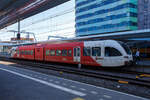 Der diesel-elektrische Stadler GTW 2/6 - Spurt 10.264 „Alfred Mozer“ der Arriva Nederland steht am 29 April 2025 im Bahnhof Arnhem Central (Arnheim Hbf), als Stoptrein RS33 nach Tiel, zur Abfahrt bereit. 

Der dieselelektrische Triebzug vom Typ Stadler GTW 2/6 der 4. Generation wurde 2012 von Stadler Rail im Werk Bussnang (Schweiz) gebaut.

GTW ist eine Leichtbau-Fahrzeugfamilie, die sich nicht nur äußerlich in unterschiedlichen Stirnfronten von eckig bis stromlinienförmig (wie hier bei der 4. Generation) unterscheidet und in verschiedenen Zusammenstellungen und Antriebsvarianten lieferbar ist, sondern auch in verschiedenen Spurweiten sowie als Zahnradbahnfahrzeug, wobei die Normalspurversionen UIC-konforme Vollbahnfahrzeuge sind. Das Grundkonzept des GTW ist eher unkonventionell: Ein mittiges Antriebsmodul, auch Antriebscontainer genannt, sorgt mit seinen beiden angetriebenen Achsen für den Antrieb des Triebzugs. Zwei leicht gebaute Endmodule mit je einem Drehgestell und Niederflureinstieg stützen sich auf das Antriebsmodul ab, was ein günstiges Traktionsgewicht bewirkt.

Das Konzept der GTW ergibt eine sehr gute Raumausnutzung der Endmodule. Außer über den Drehgestellen und an den aufgestützten Enden sind die GTW niederflurig ausgeführt (über 65 % Niederfluranteil). Durch Einfügen eines Mittelwagens, ebenfalls mit nur einem Drehgestell, kann ein GTW 2/6 zum GTW 2/8 ausgebaut werden. Statt des Mittelwagens kann aber auch ein weiteres Antriebsmodul eingefügt werden. Beim GTW 4/8 wurde zwischen den zwei benachbarten Modulen ein laufwerkloses Mittelteil eingehängt. Wenn zwei GTW 2/6 miteinander verbunden werden und zwei Führerstände wegfallen, entsteht ein GTW 4/12. Für betriebliche Flexibilität können bis zu vier GTW gleicher Bauart gekuppelt und über die Vielfachsteuerung gemeinsam gesteuert oder ein antriebsloser, einem Endwagen ähnelnder Steuerwagen mit der Achsformel 2’2’ mitgeführt werden.

Fahrzeuge der Arriva Nederland:
Die Arriva Nederland besitzt 96 GTW 2/6 bzw. 2/8 die zwischen 2006 und 2016 von Stadler in Bussnang (Schweiz), als diesel-elektrische bzw. elektrische (DC) Fahrzeuge gebaut, wurden. Bei den ab 2012 gebauten diesel-elektrischen GTW wurde zur Vergrößerung der Beinfreiheit die Raumaufteilung im Niederflurbereich angepasst. Grundsätzlich entsprechen die Fahrzeuge den bereits seit 2006 an Arriva gelieferten Fahrzeugen. Sie verfügen jedoch über einen neu entwickelten Antrieb mit Deutz- statt MAN-Motoren.

2005 bestellte Arriva für die Bedienung der niederländischen Provinzen Friesland und Groningen 22 Diesel-GTW 2/6 und 29 Diesel-GTW 2/8, davon sind 8 für den Einsatz nach Deutschland ausgerüstet. Die Züge mussten in nur 29 Monaten gebaut und geliefert werden. Weil damals in den Niederlanden die verschärften Crashnormen bereits in Kraft waren, mussten die Endwagenkästen mit Führerkabine neu entwickelt werden. Zusätzlich zur Druckfestigkeit von 15.00 kN wurde der Wagenkasten auf eine Versagenslast von 3.000 kN und das Energieabsorptionsvermögen bei einer Kollision von rund 900 kJ auf 2100 kJ erhöht. Die Frontstruktur und die Seitenwände der Wagenkästen wurden mit den Flirt-Wagenkästen vereinheitlicht, wobei seither eine integrale, komplette geschweißte Bauweise mit Aluminium-Strangpressprofilen zur Anwendung kommt. Damit wird eine höhere Stabilität der Rohbaustruktur erreicht. Zur Vereinfachung der Zulassungen sind die meisten sicherheitsrelevanten Funktionen in Relais-Technik realisiert.

2007/08 erhielt auch Veolia Transport Niederlande zwei- und dreiteilige Diesel-GTW, die weitgehend denen von Arriva entsprechen. Nach den Lieferungen der Diesel-GTW an Arriva und Veolia gewannen beide Unternehmen auch Ausschreibungen für mit 1.500 Volt Gleichspannung elektrifizierte Strecken. Die dafür gelieferten GTW sind mit Stromrichtern ausgestattet, die auf Basis der 3-kV-Flirt-Stromrichter entwickelt wurden. Die elektrischen und dieselbetriebenen Züge von Veolia verkehren in gemischter Mehrfachtraktion. Dazu sind alle Züge mit Schaltern sowohl für den Dieselmotorstart als auch für Hauptschalter und Stromabnehmer ausgestattet.
Antrieb mit Dieselmotoren (diesel-elektrisch):
Die GTW mit Dieselantrieb der ersten Generation wurden mit einem Zwölfzylinder-V-Motor des Typs 83-TD13 von MTU Friedrichshafen mit 550 kW Nennleistung ausgestattet. Wegen der Breite des Zwölfzylindermotors musste der Durchgang durch das Antriebsmodul asymmetrisch angeordnet werden. 

Bei der zweiten Generation wurden zwei schnelllaufende, wassergekühlte Sechszylinder-Lkw-Reihenmotoren mit je 390 kW Nennleistung von MAN eingebaut, die die strengen Euro-3-Abgasvorschriften im Straßenverkehr erfüllen. Die Beschaffung von in großen Mengen produzierten Lkw-Motoren ist zudem kostengünstiger als von speziellen Dieselmotoren für Schienenfahrzeuge. Die beiden nun völlig getrennten Antriebsaggregate bieten eine größere Leistung als der MTU-Motor und den Vorteil der Redundanz, so dass bei Störungen mit einem Aggregat weitergefahren werden kann. Die beiden Dieselmotoren sind auf beiden Seiten des Antriebmoduls angeordnet und erlauben einen symmetrischen Durchgang von einem Fahrgastraum zum anderen.

Die 2012 für Arriva Gelderland beschafften Fahrzeuge (wie diese hier) erhielten je zwei neuentwickelte Deutz-Dieselmotoren vom TCD 16.0 V8. Der wassergekühlter 8-Zylinder Motor in V-Ausführung (90°) mit Common Rail Einspritzsystem, Turboaufladung und Ladeluftkühlung mit einer Leistung von 520 kW erfüllt die Abgasnormen EU Stufe V / US Tier 4. Bei einer Drehzahl von 1.400 U/min erbringt der Motor ein maximales Drehmoment von 2.890 Nm.
Weitere Motordaten:
Hubraum: 15.9 l (Bohrung Ø 123 mm x 140 mm Hub)
	
Leistung: 520 kW (697 PS) bei 2.100 U/min
Max. Drehmoment: 2.890 Nm bei 1.400 U/min
Leerlaufdrehzahl: min. 600 U/min
Länge x Breite x Höhe: 1.150 x 945 x 1.170 mm
Gewicht (trocken): 1.260 kg

Die redundante Antriebsausrüstung besteht aus 2 Antriebssträngen mit je 1 Dieselmotor, Asynchrongenerator, IGBT-Stromrichter und Asynchronfahrmotor

TECHNISHE DATEN der GTW 2/6:
Spurweite: 1.435 mm (Normalspur)
Antriebsart: dieselelektrisch
Achsfolge: 2'Bo'2'
Inbetriebsetzung: 2006-2016
Länge über Kupplung 40.890 mm
Fahrzeugbreite 2.950 mm
Fahrzeughöhe 4.035 mm
Fußbodenhöhe: Niederflur 830mm / Hochflur 996 mm
Türen je Seite: 2 je 1.300 mm breit
Dienstgewicht (tara): ca. 68 t
Achsabstand im Drehgestell: 2.100 mm
Triebraddurchmesser: 860 mm (neu)
Laufraddurchmesser: 750 mm (neu)
Max. Leistung am Rad: 600 kW 
Anfahrzugkraft: 80 kN
Höchstgeschwindigkeit: 140 km/h
Sitzplätze in der 2. Kl.:  92 (Sommer Layout) /100 (Winter Layout)
Sitzplätze in der 1. Kl.:  8
Klappsitze: 18 (Sommer Layout) / 11 (Winter Layout)
Sommer Layout bedeutet das mehr Platz für Fahrräder vorhanden ist.

Abweichende TECHNISHE DATEN der GTW 2/8:
Achsfolge: 2’2’Bo’2’
Länge über Kupplung 55.937 mm
Türen je Seite: 3 je 1.300 mm breit
Dienstgewicht (tara): ca. 87 t
Sitzplätze in der 2. Kl.: 148 (Sommer Layout) /156 (Winter Layout)
Sitzplätze in der 1. Kl. 16
Klappsitze: 21 (Sommer Layout) / 14 (Winter Layout)
