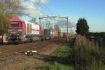 IRP 2102 schleppt ein Containerzug durch Hulten am 4 November 2020.