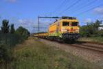 Strukton 1824 zieht ein leeren Gleisbauzug durch Alverna am 5.Augustus 2025.