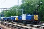 Am 2 Juli 2011 steht ein Gleisstopfmachine mit 203-2 in Dordrecht Centraal.