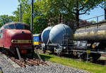 Der zweiachsige BB-Silowagen NS 99625 Ucs, später NS 910 5 087 Ucs-y, am 29 April 2025 im Het Spoorwegmuseum (bis 2005 NSM – Nederlands Spoorwegmuseum / Niederländischen Eisenbahnmuseum) in Utrecht im Bahnhof Maliebaan. Diese speziellen Silowagen mit den zwei Kugelsilos werden manchmal auch BB´s nach Brigitte Bardot genannt.
Der Wagen wurde 1961 von der Waggonfabrik Talbot GmbH & Co. in Aachen (D) gebaut, die Silos wurden von Smulders in Utrecht (NL) gefertigt. 

Diese speziellen Silowagen werden seit Ende der 1950er Jahre von der NS für den Transport sehr feiner, pulverförmiger Stoffe wie zum Beispiel Kalk, Zement und Soda eingesetzt. Da pulverförmige Stoffe Staub erzeugen können, ist es wichtig, beim Be- und Entladen darauf zu achten, dass die Ladung nicht weggeweht wird. Wie andere Bahnen nutzt die NS auch Pressluft zum Be- und Entladen der Silowagen. NS verfügt über drei Typen von Silowagen unterschiedlicher Größe. Die Abkürzung Ucs bzw. Ubcs steht für Silowagen, wobei das U nach UIC für „Güterwagen der Sonderbauarten“ steht, c - mit Entladung unter Druck und s - Höchstgeschwindigkeit 100 km/h (beladen).

Die Kugelsilos dieses Silowagens haben jeweils ein Fassungsvermögen von 17 m³. Der NS 99625 Ucs (Ucs-y 383 der Serie 99500 – 99739) war der letzte Silowagen, der für den Sodatransport der ehemalige Sodafabrik von Akzo Nobel aus Delfzijl eingesetzt wurde. Ende der 1990er Jahre gelangte in den Besitz des Museums.

TECHNISCHE DATEN:
Hersteller: Waggonfabrik Talbot GmbH & Co. in Aachen (D) gebaut, die Silos Hersteller der Silos: Smulders in Utrecht (NL) 
Baujahr: 1961
Gebaute Anzahl: ca. 400
Spurweite: 1.435 mm (Normalspur)
Anzahl der Achsen: 2
Länge über Puffer: 9.270 mm
Achsabstand: 5.300 mm 
Ladevolumen: 2 x 17 m³
Leergewicht: 11.400 kg
Max. Zuladung: 20,7 t bei A, 24,7 t ab Streckenklasse B bei Lastgrenze S (100 km/h), bei geringerer Geschwindigkeit auch 28,7 t ab Streckenklasse C möglich.
Höchstgeschwindigkeit: 100 km/h 
Intern. Verwendungsfähigkeit: RIV
