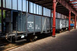 Der zweiachsige offene Güterwagen mit Bremserhaus (Kohlewagen) NS 59221 der Gattung GTMK, später Dienstwagen NS 161190, am 29 April 2025 im Het Spoorwegmuseum (bis 2005 NSM - Nederlands Spoorwegmuseum / Niederländischen Eisenbahnmuseum) in Utrecht im Bahnhof Maliebaan.

Der Wagen wurde 1929 Westwaggon (Vereinigte Westdeutsche Waggonfabriken) in Köln gebaut und an die Niederländischen Eisenbahnen (NS) geliefert. 

Zahlreiche 20 t-Holzwaggons des Typs GTM wurden, zwischen 1912 und 1930 gebaut, hauptsächlich für den Transport von Kohle aus den Limburger Bergwerken zu Kunden in den Niederlanden und im Ausland. Der Wagen 59221 gehörte zur Unterserie 58501–59360, von denen die Wagen 58861–59360 von Westwaggon in Köln gebaut wurden. Jahrzehntelang prägten lange Kohlezüge mit diesen Holzwaggons die Eisenbahnstrecken von Süden nach Westen und Norden. Ab 1938 kamen dann die Stahlwaggons auf und verdrängten die Holzwagen immer mehr. 

Mit diesen und anderen Waggons dieses Typs wurden Millionen Tonnen Kohle von den Kohlegruben in Südlimburg zu Kunden in den übrigen Niederlanden und ins Ausland transportiert. Als Kohle als heimischer Brennstoff verschwand, ging auch die Verwendung dieser Güterwagen zurück. In den 1960er Jahren verschrottete die NS alle Holz-Waggons bis auf einen, den 59221 GTMK. Dies war zugleich einer der letzten Waggons, die das Werk verließen. 

Neben den seitlichen Doppel-Türen (eine pro Längsseite) besitzt der Wagen an einem Wagenende ein Stirnklappe. Der Wagen kann nämlich seinen Inhalt der Länge nach auskippen, für beispielsweise zum Entladen auf Schiffe oder einen Bunker. 

Der Wagen 59221 wurde später zu einem Dienstwagen mit der Nummer NS 161190 für den internen Gebrauch degradiert und blieb so erhalten. 1990 wurde er von der Firma Jansen in Bergen op Zoom überholt und bekam eine neue Beholzung. Anfang 2016 begann eine Überholung der Holzkonstruktion. Dabei wurden die Planken ordnungsgemäß befestigt, der Wagen neu lackiert und die korrekte historische Beschriftung angebracht.

Bedeutung der Gattung (GTMK):
G = offener Wagen
T = tipbaar / kippbar
M = Tragfähigkeit ab 20 Tonnen
K = Kunze-Knorr-Güterzugbremsen (Kk-Bremse) ausgestattet

TECHNISCHE DATEN:
Hersteller: Westwaggon, Köln
Baujahr: 1929
Gebaute Anzahl: über 1000
Spurweite: 1.435 mm (Normalspur)
Anzahl der Achsen: 2
Länge über Puffer: 9.720 mm
Achsabstand: 4.500 mm 
Ladeflächen (Bodenfläche): 21,3 m²
Leergewicht: 10.600 kg
Max. Zuladung: 20.000 kg
Höchstgeschwindigkeit: 80 km/h 
