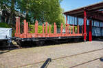 Der NS Rungenwagen LWGK 87583 am 29 April 2025 im Het Spoorwegmuseum (bis 2005 NSM - Nederlands Spoorwegmuseum / Niederländischen Eisenbahnmuseum) in Utrecht im Bahnhof Maliebaan.

Zwischen 1926 und 1930 stellten die NS- Niederländischen Eisenbahnen 100 zweiachsige 14 m langn Rungenwagen in Dienst. Diese Wagen waren im Wesentlichen eine Fortsetzung der alten Bauweise. Als Verbesserung war es nun jedoch möglich, die Seitenwände abschnittsweise zu entfernen. Der obere Teil bestand also aus zehn 40 cm hohen Bordwänden. Als alle Bordwände und Rungen entfernt worden waren, blieb ein flacher Wagen übrig, der sich ideal für den Militärtransport eignete. Die Rungen hatten eine Länge von 2,50 m. Ab 1938 wurden die, oben rechteckig und mit Binderingen versehenen, ursprünglichen Rungen, durch die bekannteren runden Rungen ersetzt. Die Wagen blieben bis in die 1980er Jahre im Einsatz. Mehrere Exemplare sind noch erhalten geblieben.

Dieser Wagen wurde 1930 von Werkspoor N.V. in Zuilen (heute Stadtteil von Utrecht) gebaut und als 87583 LWGK geführt, ab 1967 wurde er zum 21 84 302 4 044-8 Kb und wechselte später noch mehrmals die Nummern. 

TECHNISCHE DATEN:
Spurweite: 1.435 mm (Normalspur)
Anzahl der Achsen: 2
Länge über Puffer: 14.320 mm
Achsabstand: 8.000 mm
Länge der Ladefläche: 13.000 mm
Ladefläche: 35,8 m²
Achsabstand im Drehgestell: 3.000 mm
Leergewicht: 11.870 kg
Max. Zuladung: 17,5 t
Höchstgeschwindigkeit: 80 km/h
Bremse: Kr-G