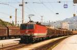 Scanbild: Am 27 Mai 2002 durchfahrt ÖBB 1044 005 mit Holzzug Feldkirch.