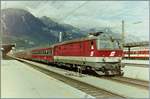 Die ÖBB 1044 205-1 mit einem Schnellzug in Innsbruck.