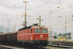 ÖBB 1044 071 verlässt mit ein Holzzug Buchs SG am 18 Juni 2001.