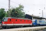 Notschüss: am 29 Mai 2004 schiebt 1044 086 ein KLV aus Schwarzach sankt-Veit und überraschy der Fotograf.