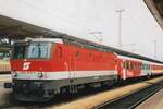 ÖBB 1044 020 steht am 4 Juni 2003 in Wörgl Hbf.