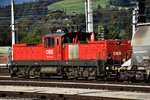 1063 044-0 wird gekuppelt mit einen silowagen beim hbf von wörgl,30.09.16