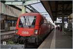 Die ÖBB 1116 279 ist mit ihrem IC aus Zürich (den sie in Singen übernahm) in Stuttgart eingetroffen.