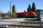 1116 273 mit einem REX mit ziel Lindau Insel (ehemals Lindau Hbf) bei der Durchfahrt am Bahnbergang Aeschacher Ufer am 24.3.21