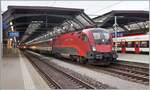 Die ÖBB 1116 220 stellt in Zürich den EC  Transalpin  19793 nach Graz bereit.