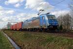 Am 23 Februari 2021 zieht LTE 186 945 ein Containerzug bei Roond.