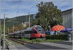 Der ÖBB ET 4024 056-6 in Bregenz Hafen mit dem  Pilzkiosk  im Hintergrund.