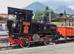 Damplok 4 der Achenseebahn; “HANNAH“, wird in krze den Bahnhof von Jenbach in Richtung Achensee verlassen.