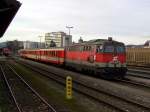Die 2043 029 am 04.02.2008 bei der ausfahrt aus Braunau mit dem R 5991 nach Neumarkt-Kallham.