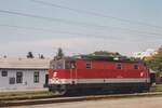 Am 23 Mai 2002 macht ÖBB 2143 011 pause in Bruck-an-der-Leitha.