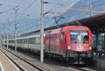 BB Lok 1016 019 fhrt mit ihrem Personenzug im Bahnhof von Jenbach ein.