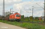 1016 010-9 zieht ein gemischten Gterzug an Regensburg Ost vorbei.