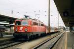 ÖBB 1042 029 steht am 31 Mai 2004 in Wels Hbf. 