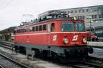 ÖBB 1042 002 lauft am 26 Mai 2002 um in Wien West.