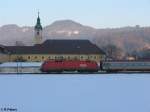 1116 185 zieht am Kloster Reisach bei Niederaudorf vorbei.18.02.10