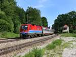 Die 1116 017 mit dem EC 111 am 05.06.2011 bei der Durchfahrt in Aling.