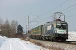 BB-Taurus 1116 038 mit Siemens-Werbung zieht einen Gterzug in Richtung Rosenheim.