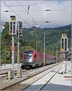 Die ÖBB 1116 222 rangiert mit ihrem RJ im Bahnhof von Bregenz und bietet mir so ein paar interessante Motive. 

19. Sept. 2024