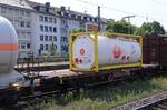 A-SFH 21 81 4437 162-0 Gattung Lgss beladen mit nem EuroTainer mit 24000l Volumen.