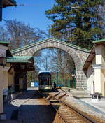 Der Triebwagen 502, ein dreiteiliger vierachsiger Zweirichtungs-Niederflur-Gelenktriebwagen vom Typ Bombardier „Mountainrunner“ hat am 04 April 2025 als Linie 50 (der Linz Linien GmbH) die