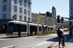 Der Triebwagen 023 ein siebenteiliger Niederflur-Straßenbahn-Einrichtungswagen vom Typ Bombardier Cityrunner der ersten Generation der Straßenbahn Linz/Donau (A), betrieben durch die Linz